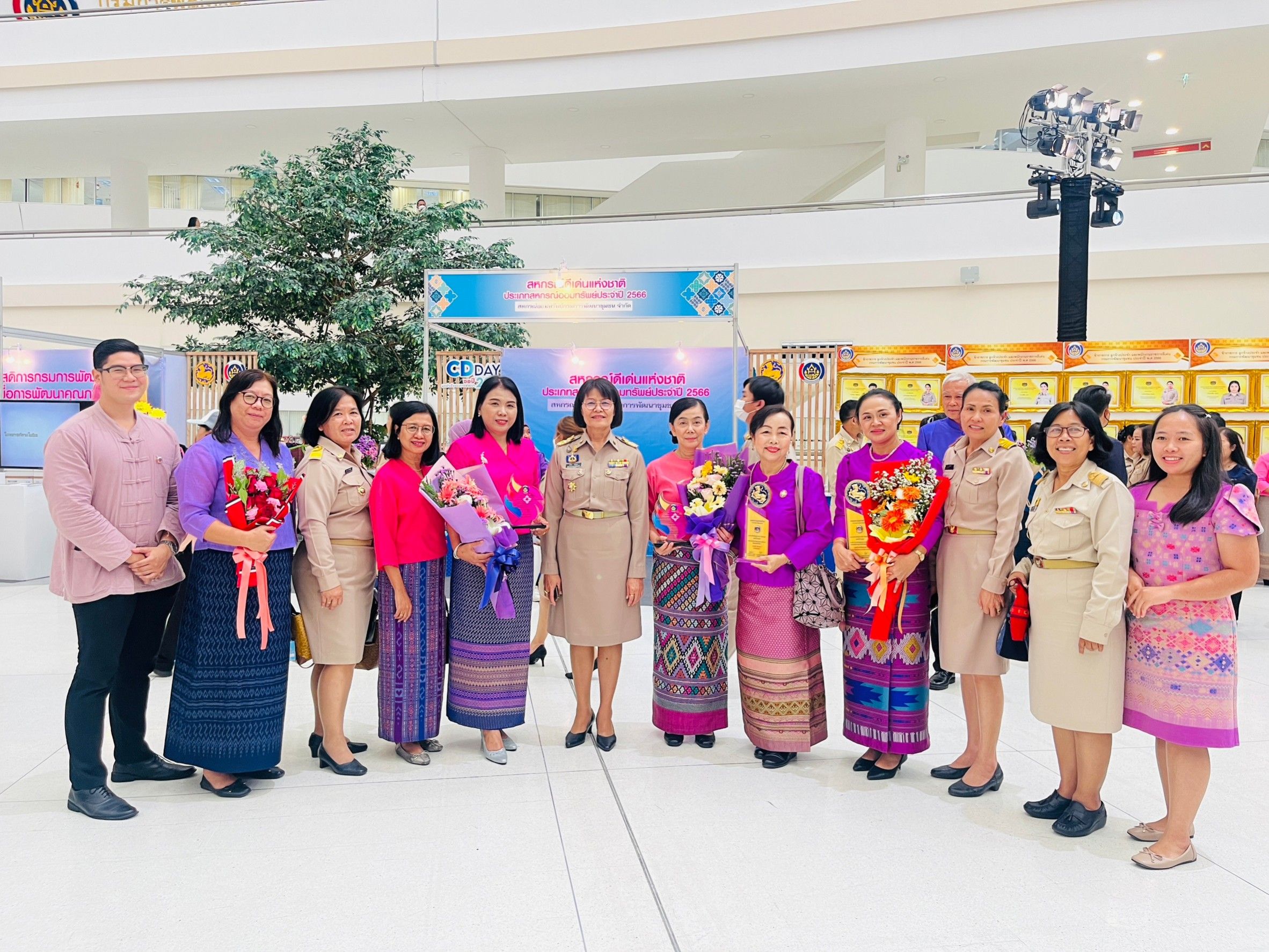 พช.ชลบุรี ร่วมพิธีมอบรางวัลการคัดเลือกคนกองทุนพัฒนาสตรีดีเด่นระดับเขตตรวจราชการ ประจำปี 2566