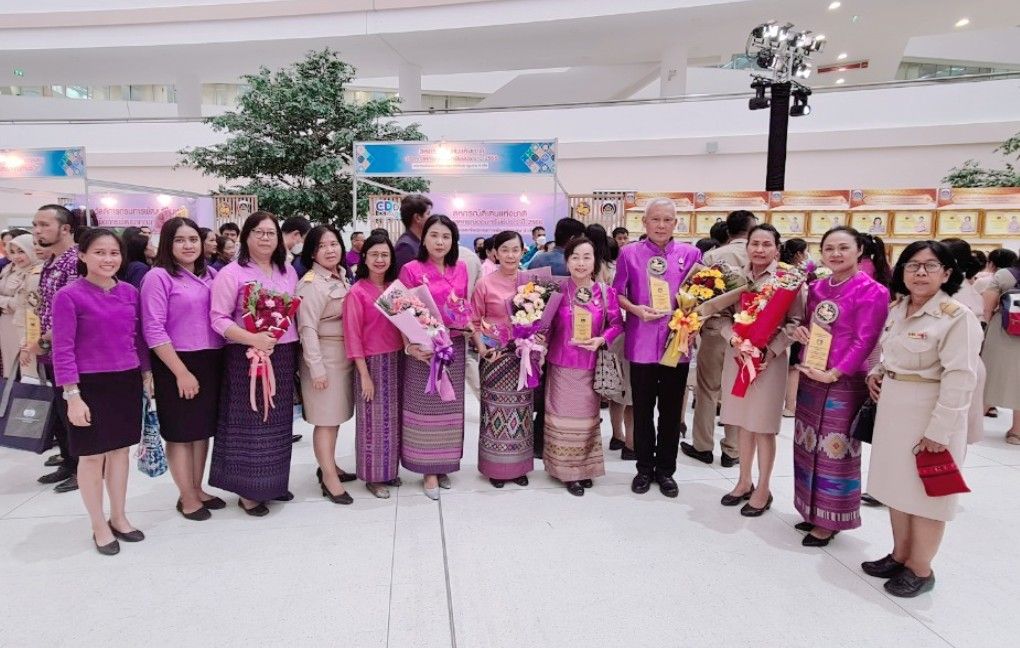 พช.ชลบุรี ร่วมพิธีมอบรางวัลการคัดเลือกคนกองทุนพัฒนาสตรีดีเด่นระดับเขตตรวจราชการ ประจำปี 2566