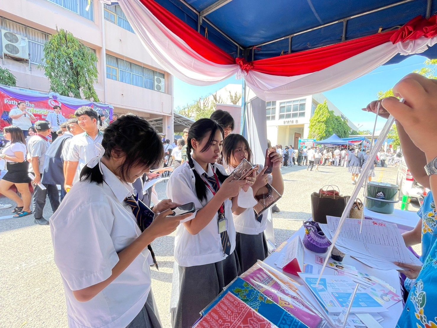 พช.ชลบุรี ร่วมพิธีเปิดงานนิทรรศการวิชาการ