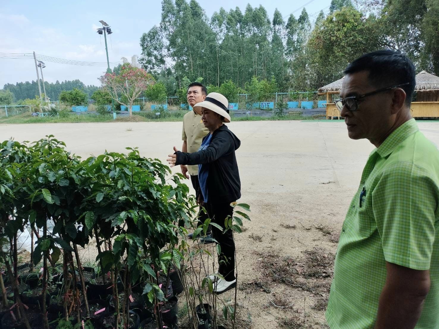 พช.ชลบุรี ติดตามการดำเนินงานศูนย์เรียนรู้การพัฒนาคุณภาพชีวิตตามหลักทฤษฎีใหม่ ประยุกต์สู่ “โคก หนอง นา”