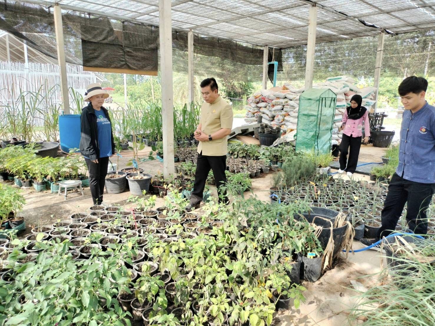 พช.ชลบุรี ติดตามการดำเนินงานศูนย์เรียนรู้การพัฒนาคุณภาพชีวิตตามหลักทฤษฎีใหม่ ประยุกต์สู่ “โคก หนอง นา”