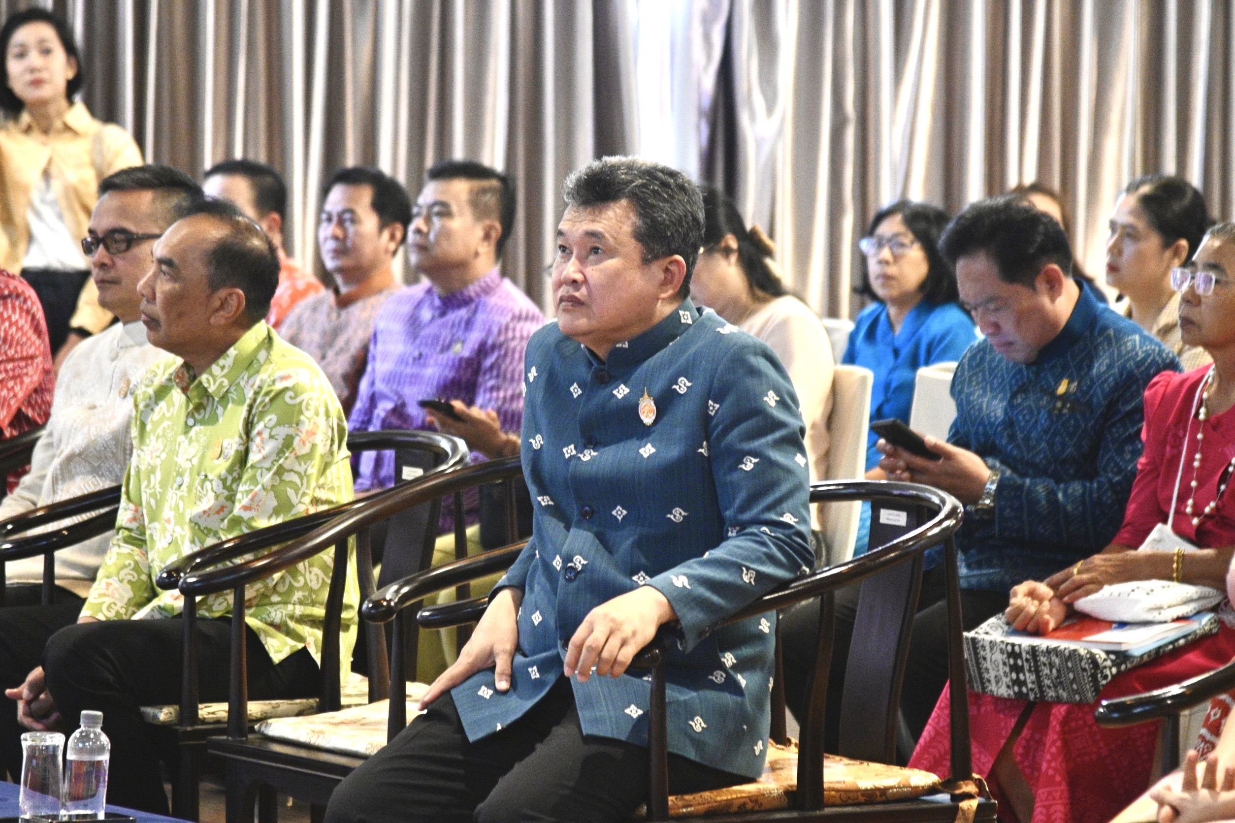 💠พช.ชลบุรี ร่วมประชุมเชิงปฏิบัติการสร้างการรับรู้และเผยแพร่ พระอัจฉริยภาพทางด้านการอนุรักษ์และต่อยอดมรดกภูมิปัญญา การทอผ้าของไทย ของสมเด็จพระเจ้าลูกเธอ เจ้าฟ้าสิริวัณณวรี นารีรัตนราชกัญญา ในการสืบสาน รักษา และต่อยอด พระราชปณิธานของสมเด็จ พระนางเจ้าสิริกิติ์ พระบรมราชินีนาถ พระบรมราชชนนีพันปีหลวง