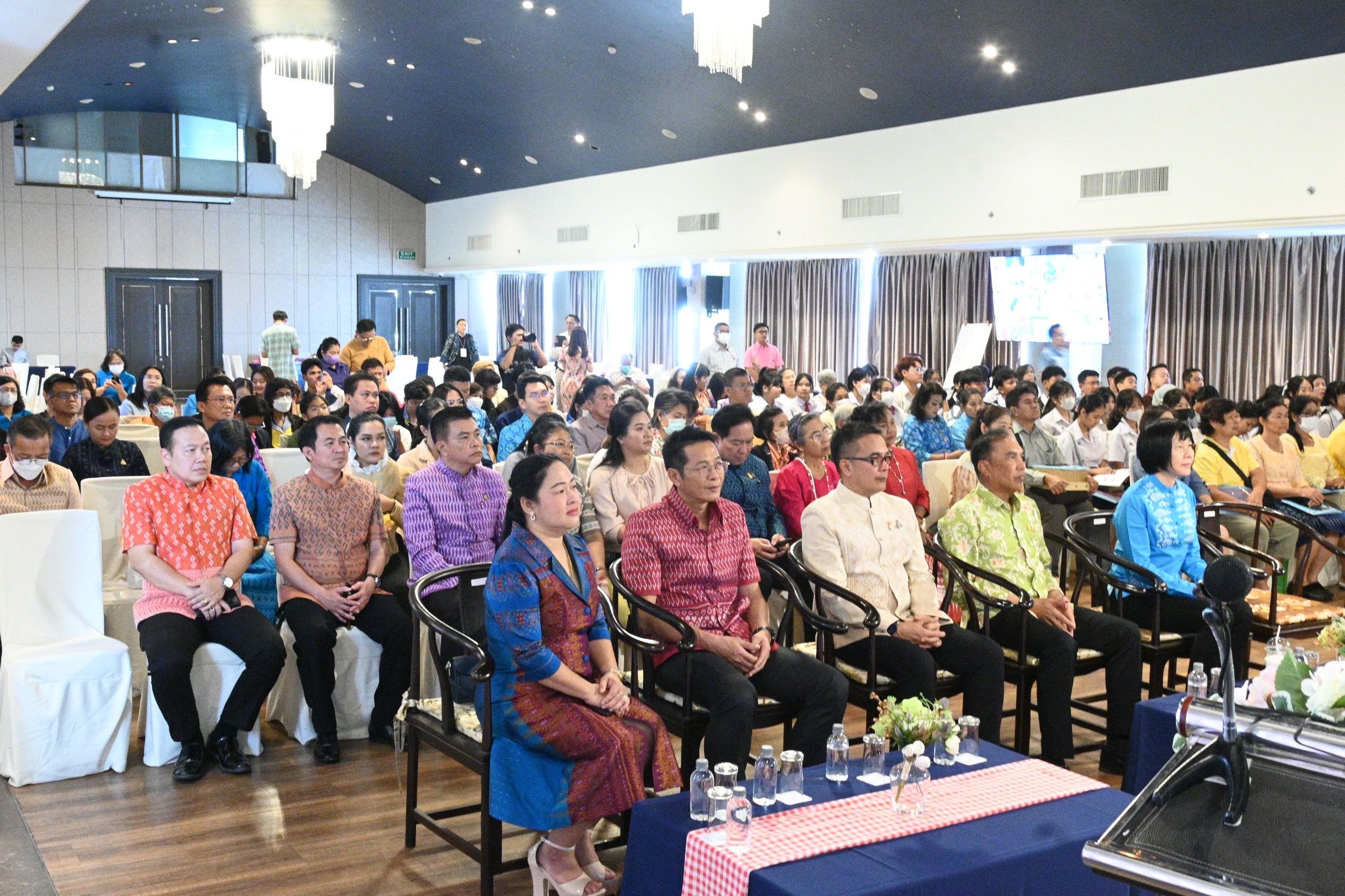 💠พช.ชลบุรี ร่วมประชุมเชิงปฏิบัติการสร้างการรับรู้และเผยแพร่ พระอัจฉริยภาพทางด้านการอนุรักษ์และต่อยอดมรดกภูมิปัญญา การทอผ้าของไทย ของสมเด็จพระเจ้าลูกเธอ เจ้าฟ้าสิริวัณณวรี นารีรัตนราชกัญญา ในการสืบสาน รักษา และต่อยอด พระราชปณิธานของสมเด็จ พระนางเจ้าสิริกิติ์ พระบรมราชินีนาถ พระบรมราชชนนีพันปีหลวง