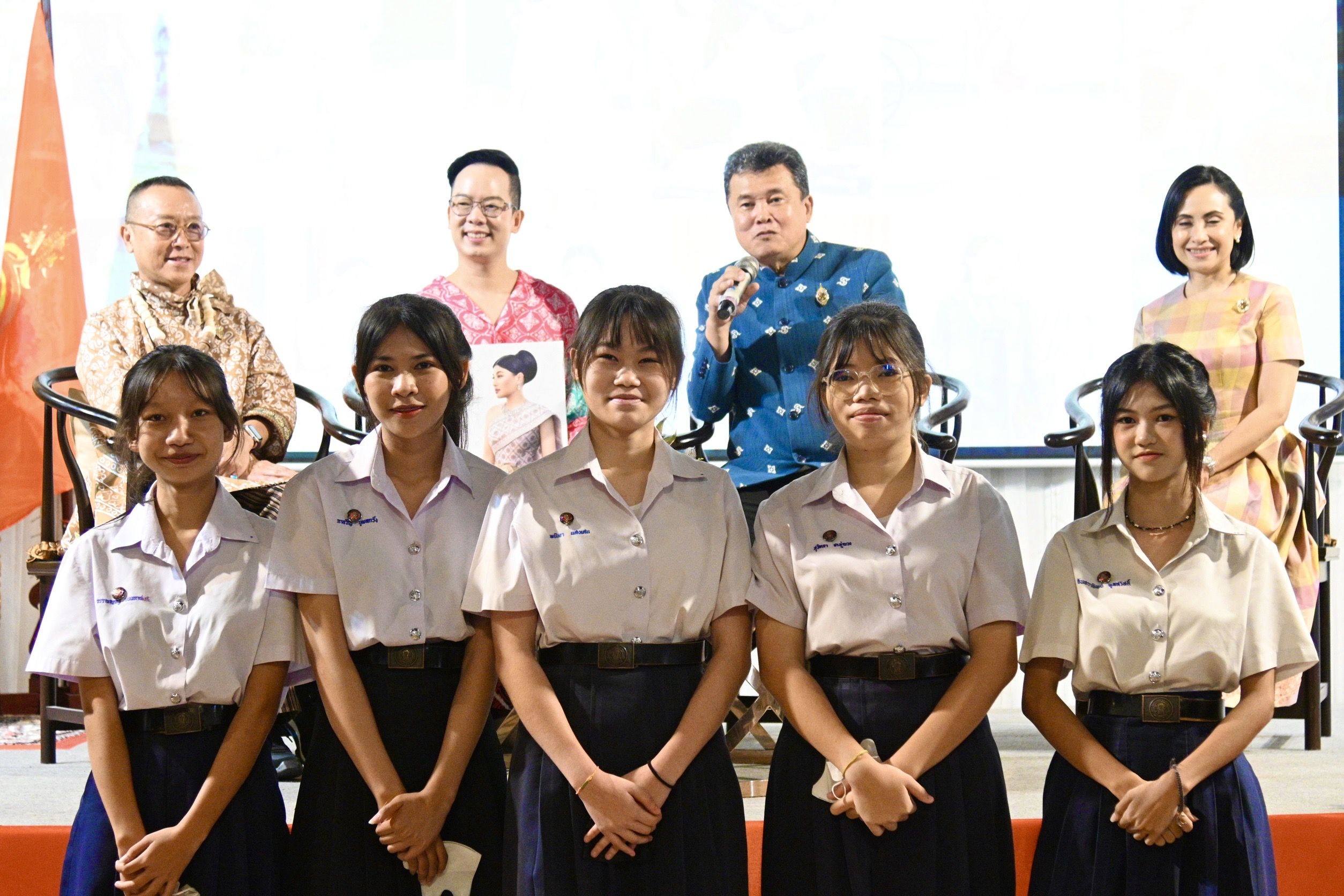 💠พช.ชลบุรี ร่วมประชุมเชิงปฏิบัติการสร้างการรับรู้และเผยแพร่ พระอัจฉริยภาพทางด้านการอนุรักษ์และต่อยอดมรดกภูมิปัญญา การทอผ้าของไทย ของสมเด็จพระเจ้าลูกเธอ เจ้าฟ้าสิริวัณณวรี นารีรัตนราชกัญญา ในการสืบสาน รักษา และต่อยอด พระราชปณิธานของสมเด็จ พระนางเจ้าสิริกิติ์ พระบรมราชินีนาถ พระบรมราชชนนีพันปีหลวง