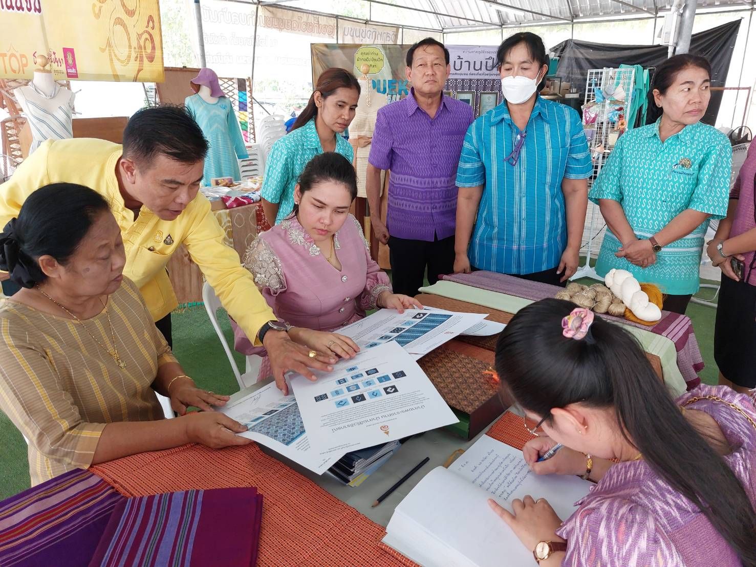 ประธานแม่บ้านมหาดไทยจังหวัดชลบุรี ลงพื้นที่เยี่ยมชมกลุ่มผ้าทอมือบ้านปึก-อ่างศิลา