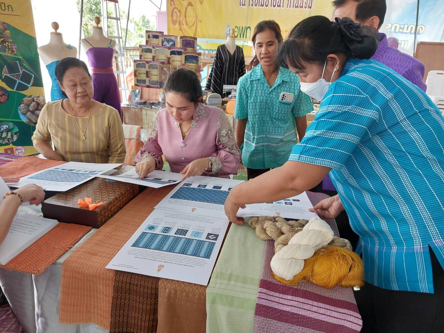 ประธานแม่บ้านมหาดไทยจังหวัดชลบุรี ลงพื้นที่เยี่ยมชมกลุ่มผ้าทอมือบ้านปึก-อ่างศิลา