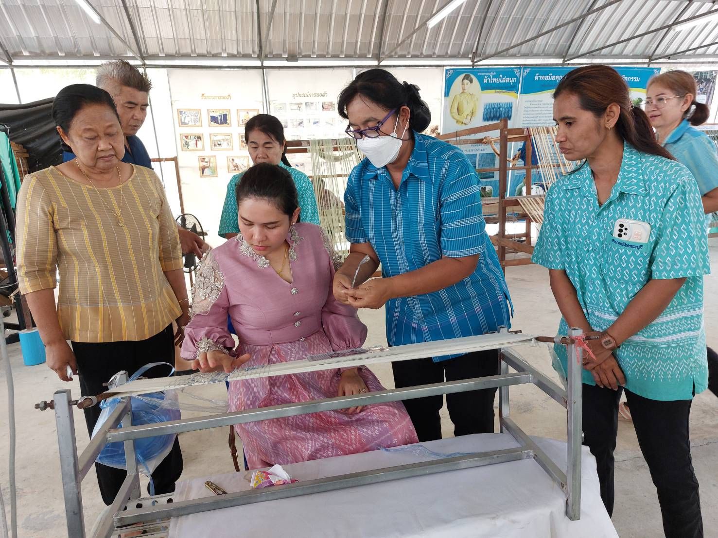 ประธานแม่บ้านมหาดไทยจังหวัดชลบุรี ลงพื้นที่เยี่ยมชมกลุ่มผ้าทอมือบ้านปึก-อ่างศิลา