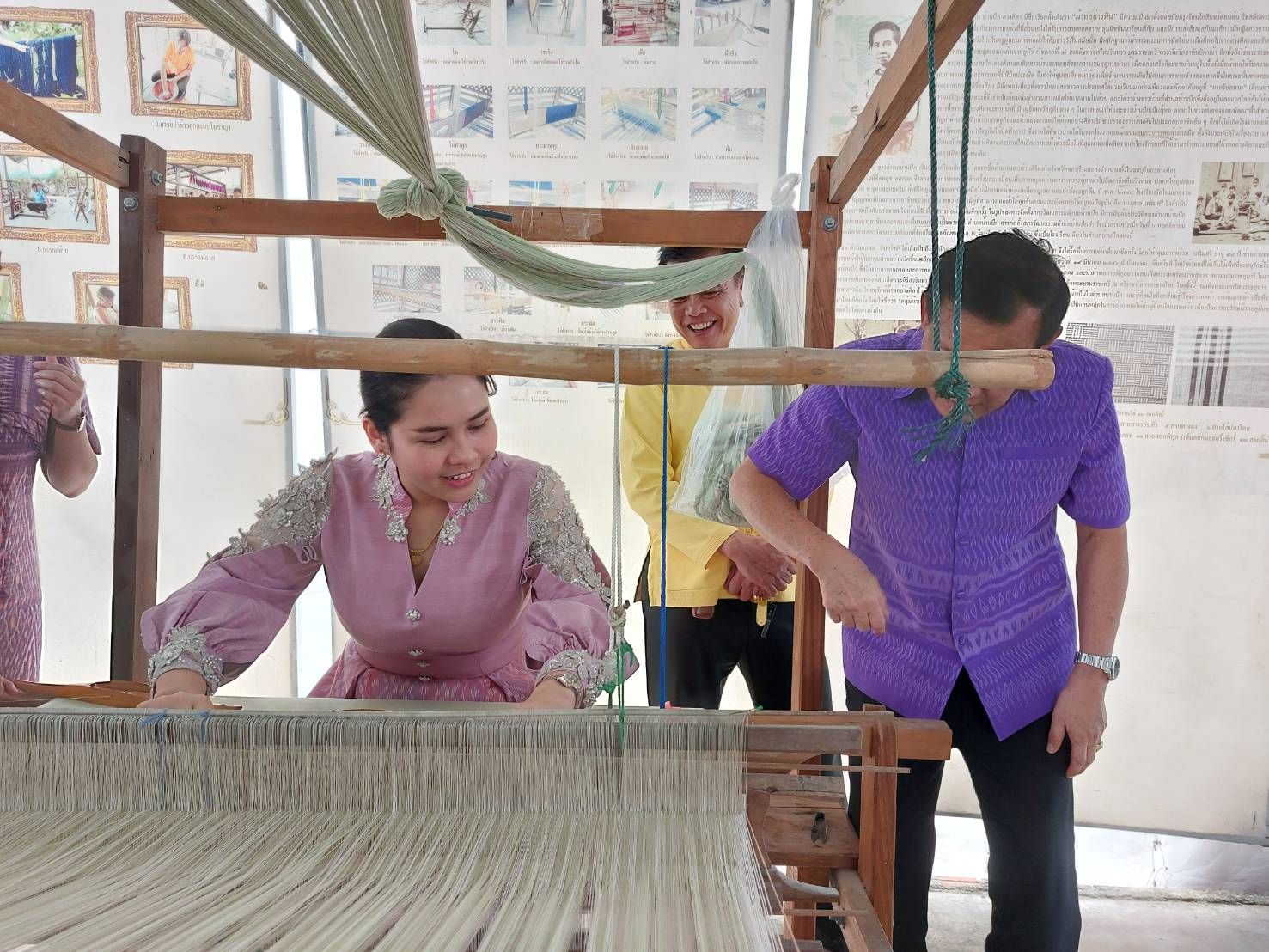 ประธานแม่บ้านมหาดไทยจังหวัดชลบุรี ลงพื้นที่เยี่ยมชมกลุ่มผ้าทอมือบ้านปึก-อ่างศิลา