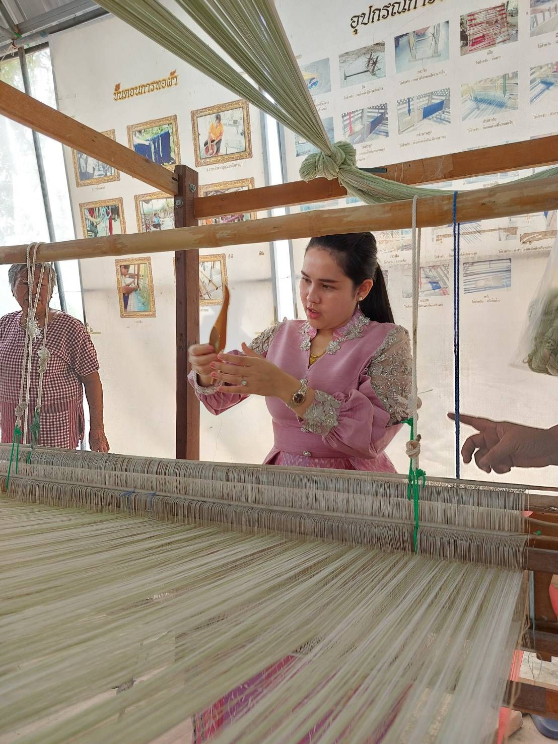 ประธานแม่บ้านมหาดไทยจังหวัดชลบุรี ลงพื้นที่เยี่ยมชมกลุ่มผ้าทอมือบ้านปึก-อ่างศิลา