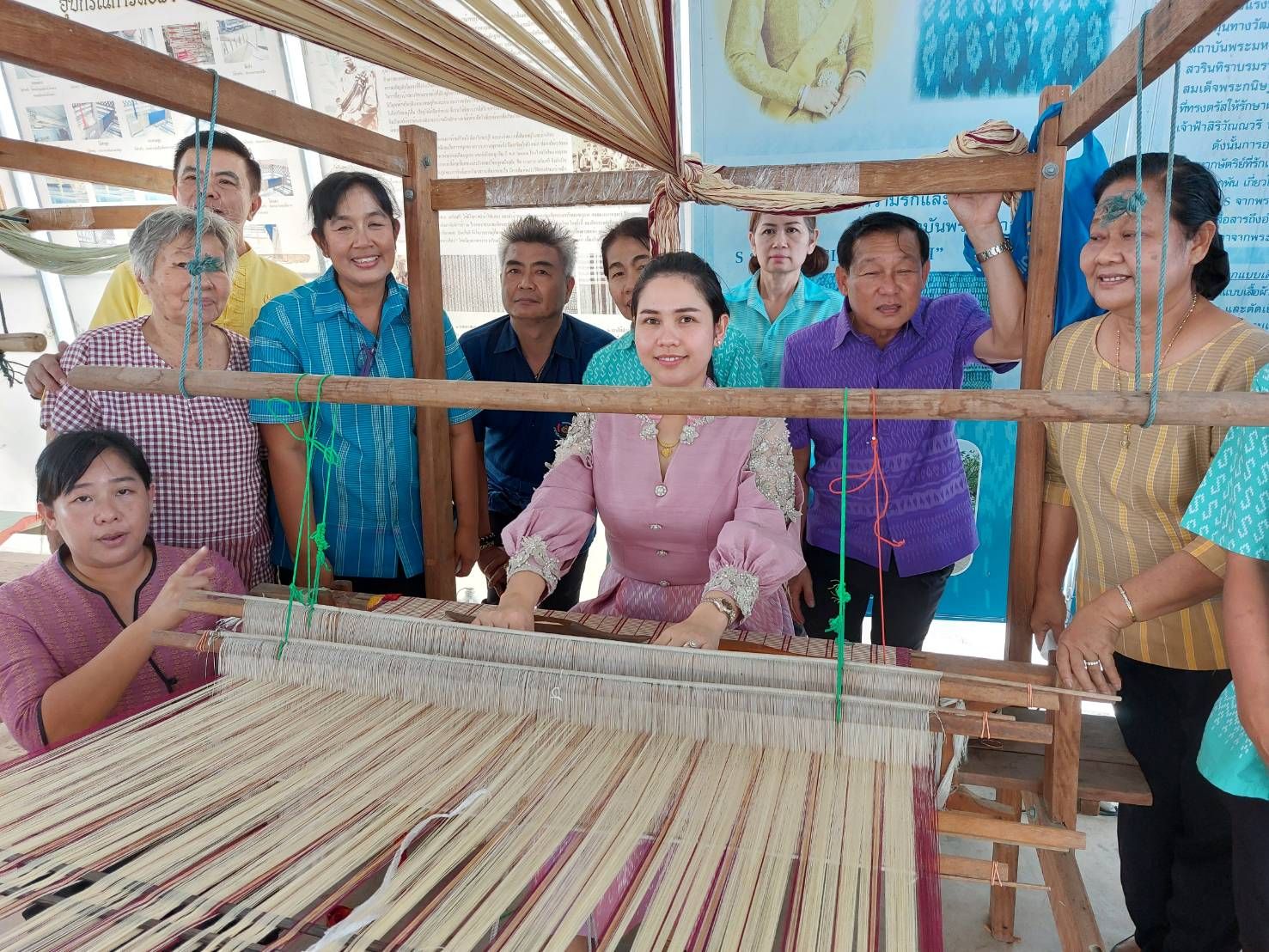 ประธานแม่บ้านมหาดไทยจังหวัดชลบุรี ลงพื้นที่เยี่ยมชมกลุ่มผ้าทอมือบ้านปึก-อ่างศิลา