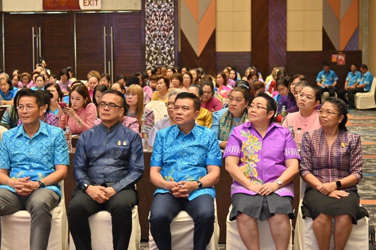 พช.ชลบุรี ร่วมพิธีเปิดโครงการเชิดชูเกียรติสตรีภาคกลางที่มีผลงานดีเด่นเนื่องในงานสตรีสากลประจำปี 2567