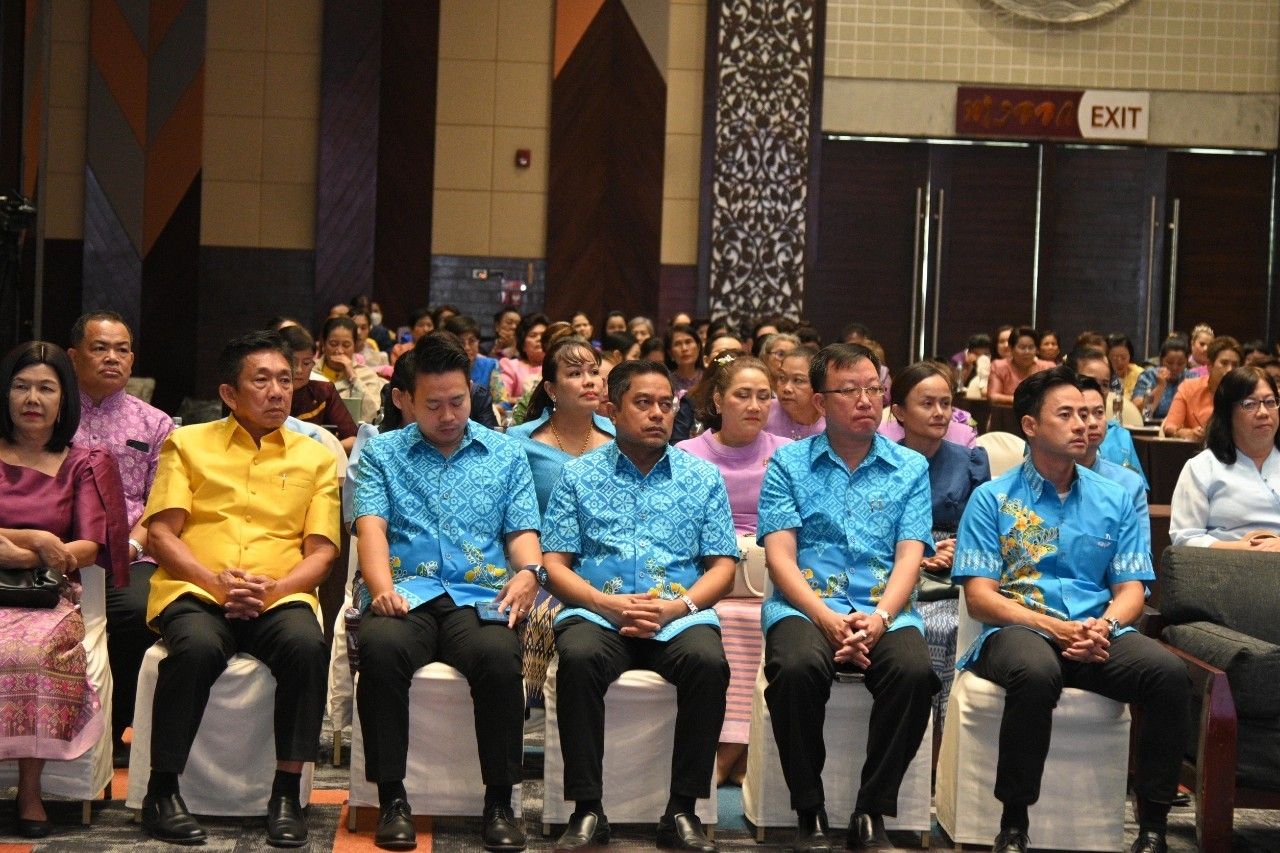 พช.ชลบุรี ร่วมพิธีเปิดโครงการเชิดชูเกียรติสตรีภาคกลางที่มีผลงานดีเด่นเนื่องในงานสตรีสากลประจำปี 2567