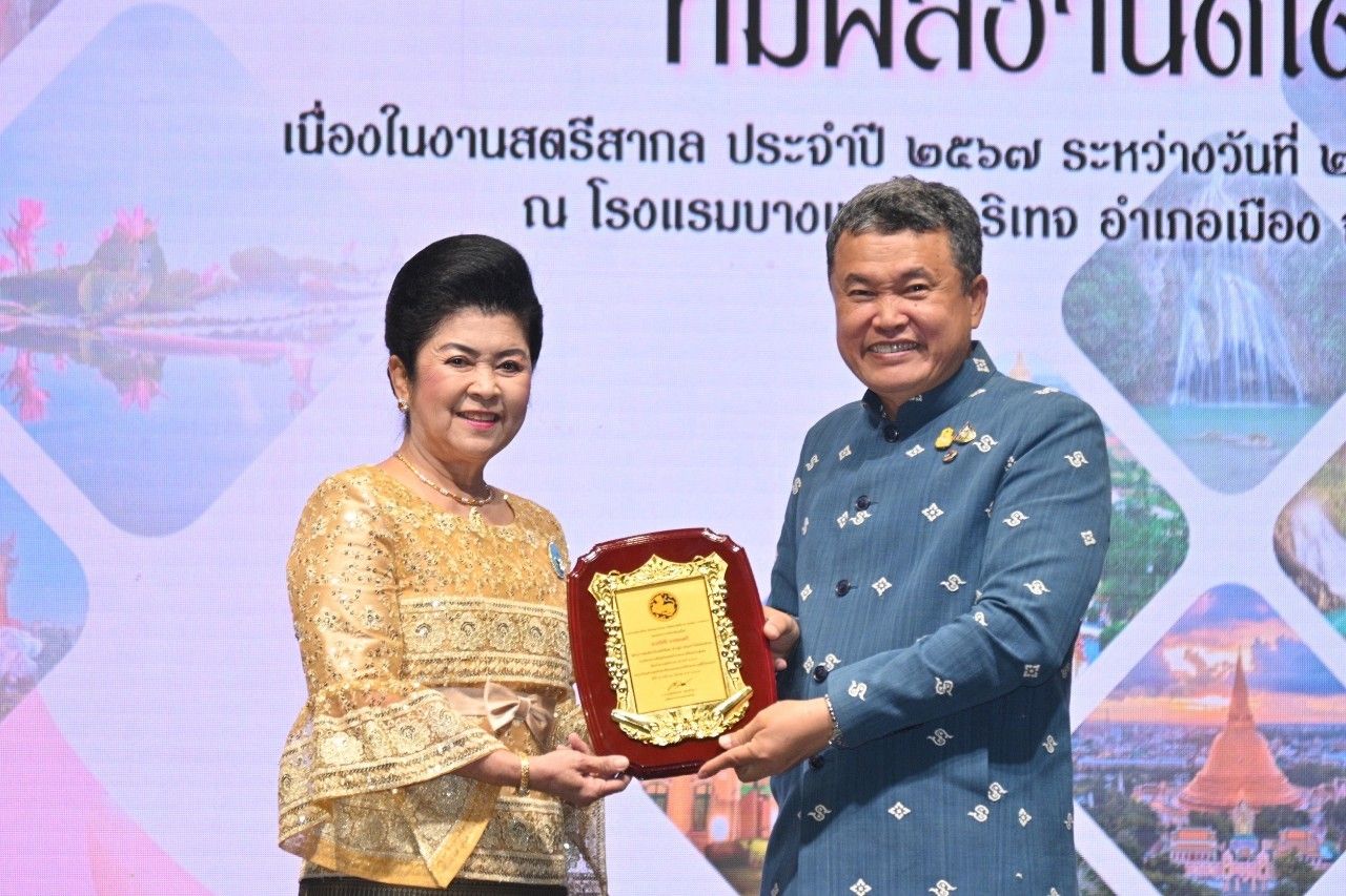 พช.ชลบุรี ร่วมพิธีเปิดโครงการเชิดชูเกียรติสตรีภาคกลางที่มีผลงานดีเด่นเนื่องในงานสตรีสากลประจำปี 2567
