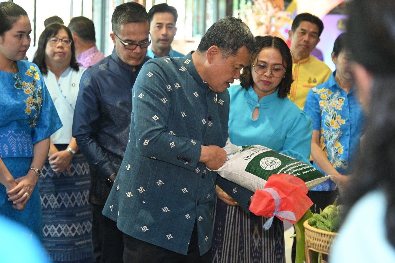 พช.ชลบุรี ร่วมพิธีเปิดโครงการเชิดชูเกียรติสตรีภาคกลางที่มีผลงานดีเด่นเนื่องในงานสตรีสากลประจำปี 2567