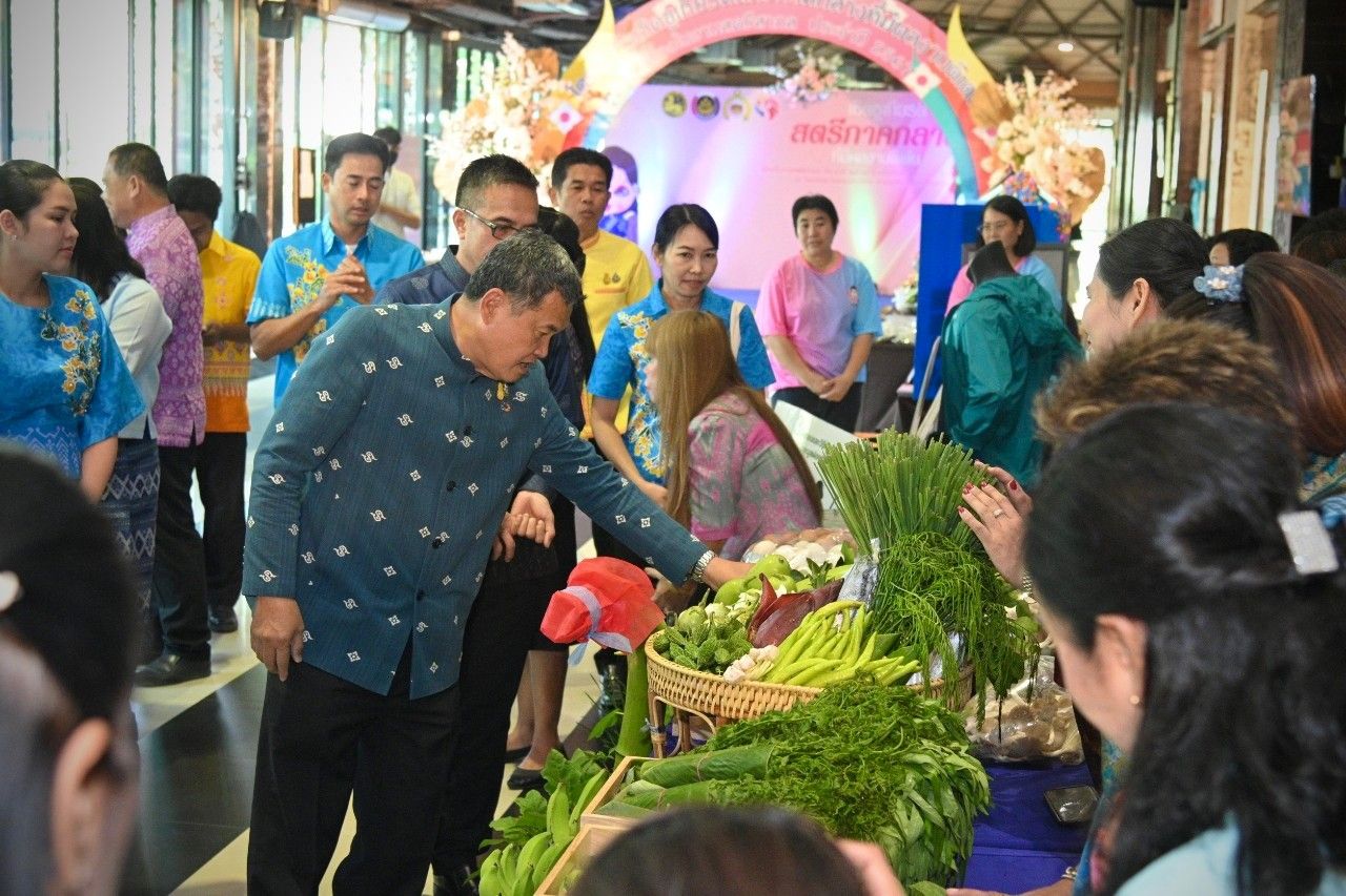 พช.ชลบุรี ร่วมพิธีเปิดโครงการเชิดชูเกียรติสตรีภาคกลางที่มีผลงานดีเด่นเนื่องในงานสตรีสากลประจำปี 2567