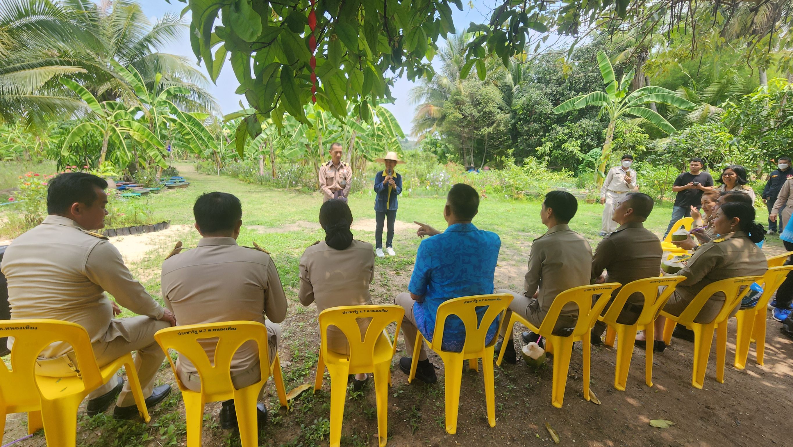 ู้ว่าราชการจังหวัดชลบุรี ลงพื้นที่โคก หนอง นา เยี่ยมเยียนให้กำลังใจ