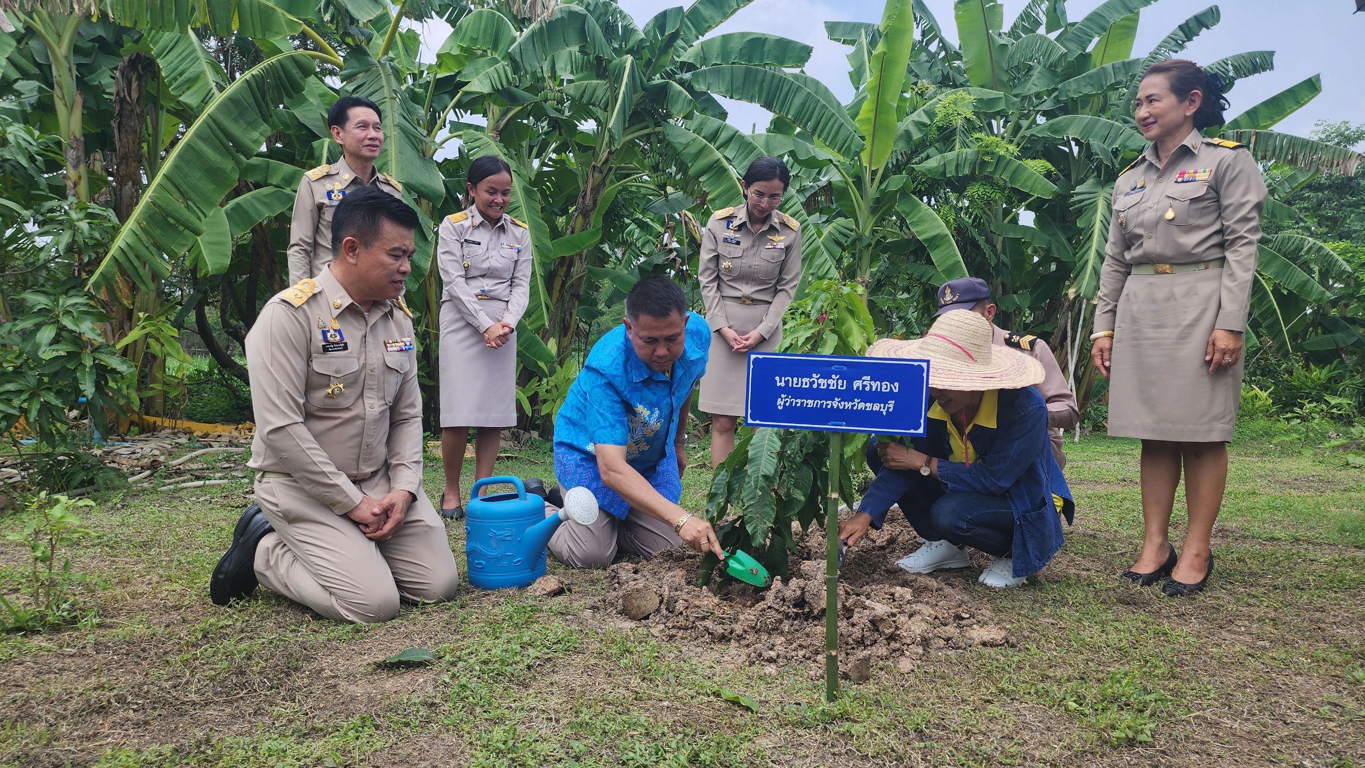 ู้ว่าราชการจังหวัดชลบุรี ลงพื้นที่โคก หนอง นา เยี่ยมเยียนให้กำลังใจ