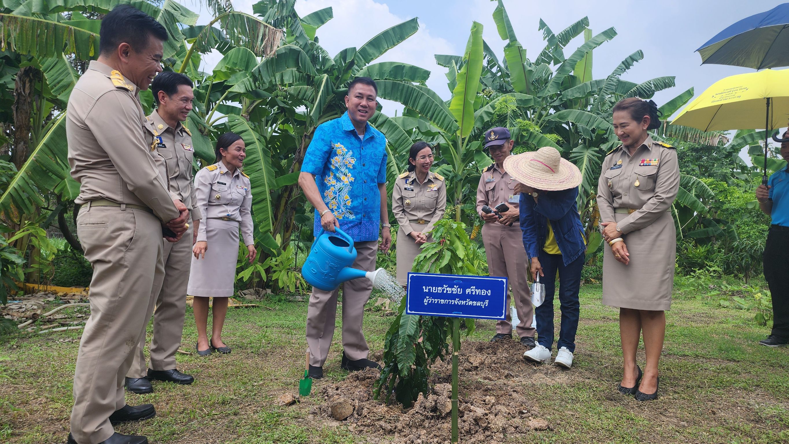 ู้ว่าราชการจังหวัดชลบุรี ลงพื้นที่โคก หนอง นา เยี่ยมเยียนให้กำลังใจ