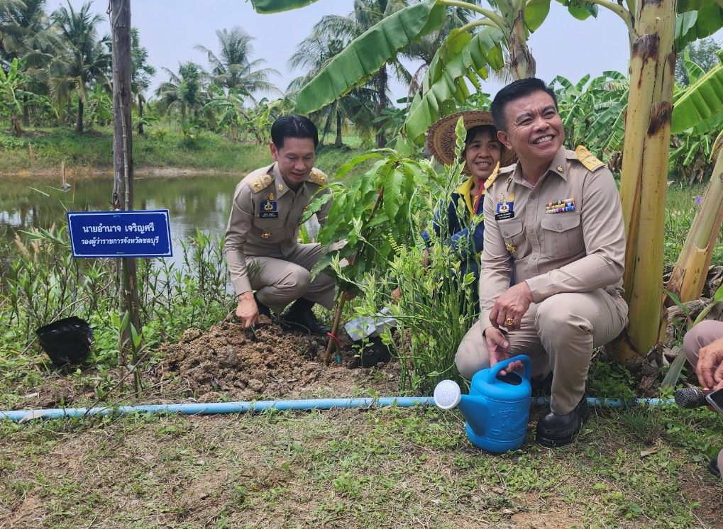 ู้ว่าราชการจังหวัดชลบุรี ลงพื้นที่โคก หนอง นา เยี่ยมเยียนให้กำลังใจ