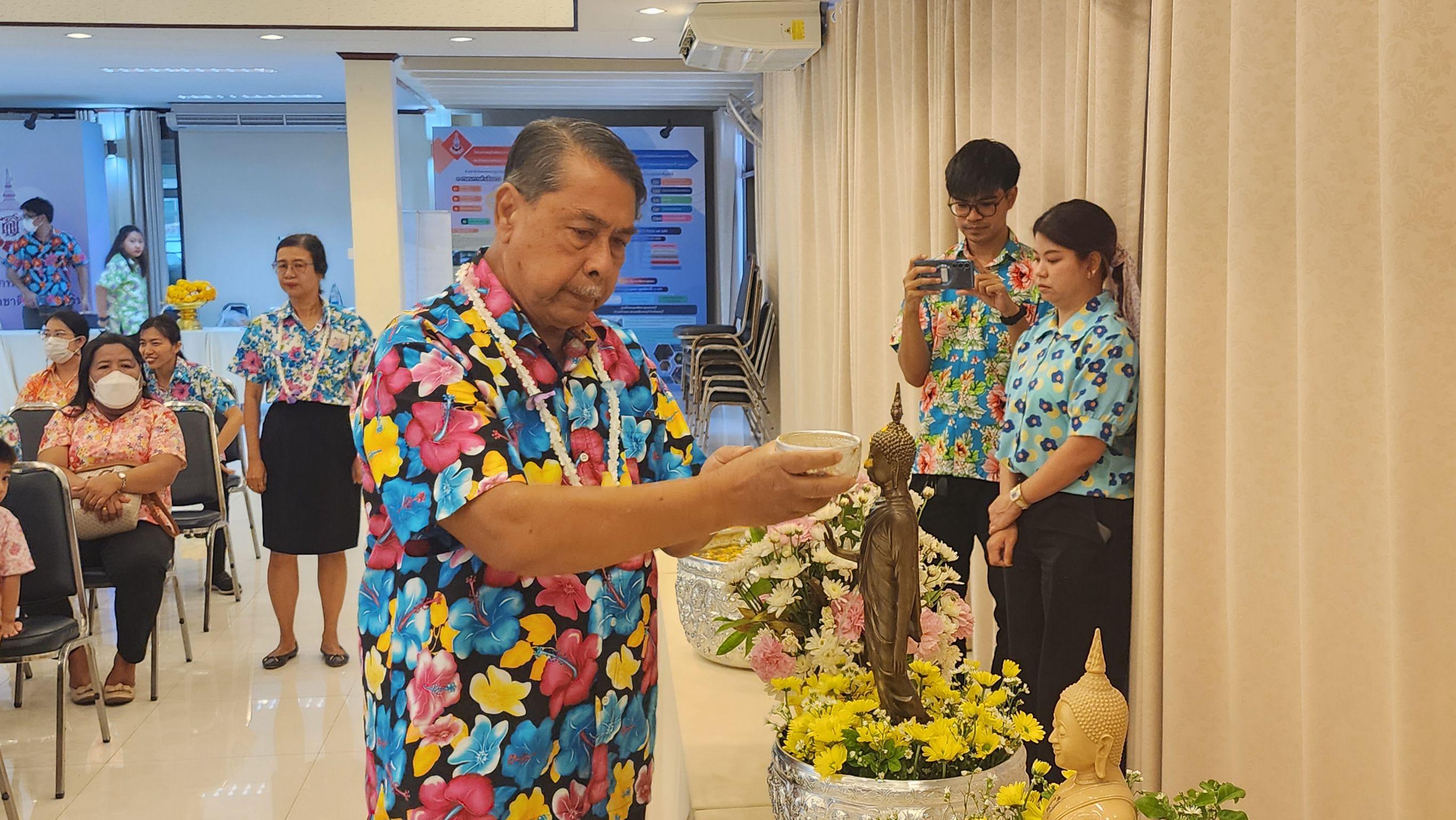 พช. ชลบุรี จัดกิจกรรม “วันกตัญญู สืบสานประเพณีสงกรานต์ ประจำปี 2567”