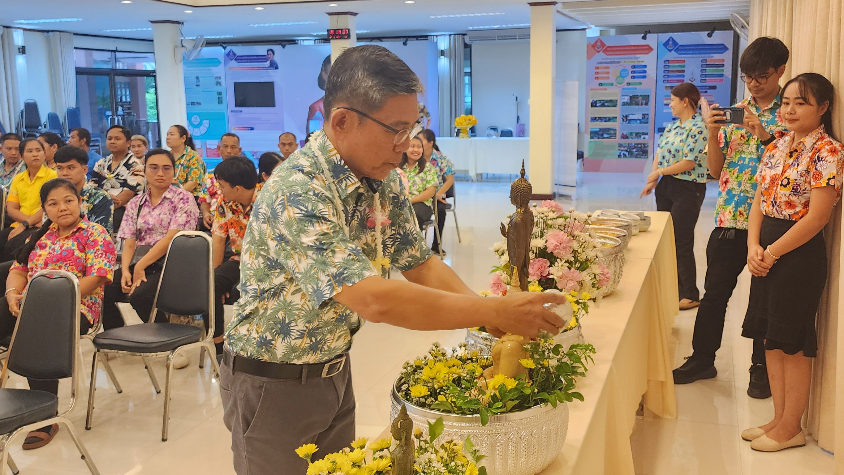 พช. ชลบุรี จัดกิจกรรม “วันกตัญญู สืบสานประเพณีสงกรานต์ ประจำปี 2567”