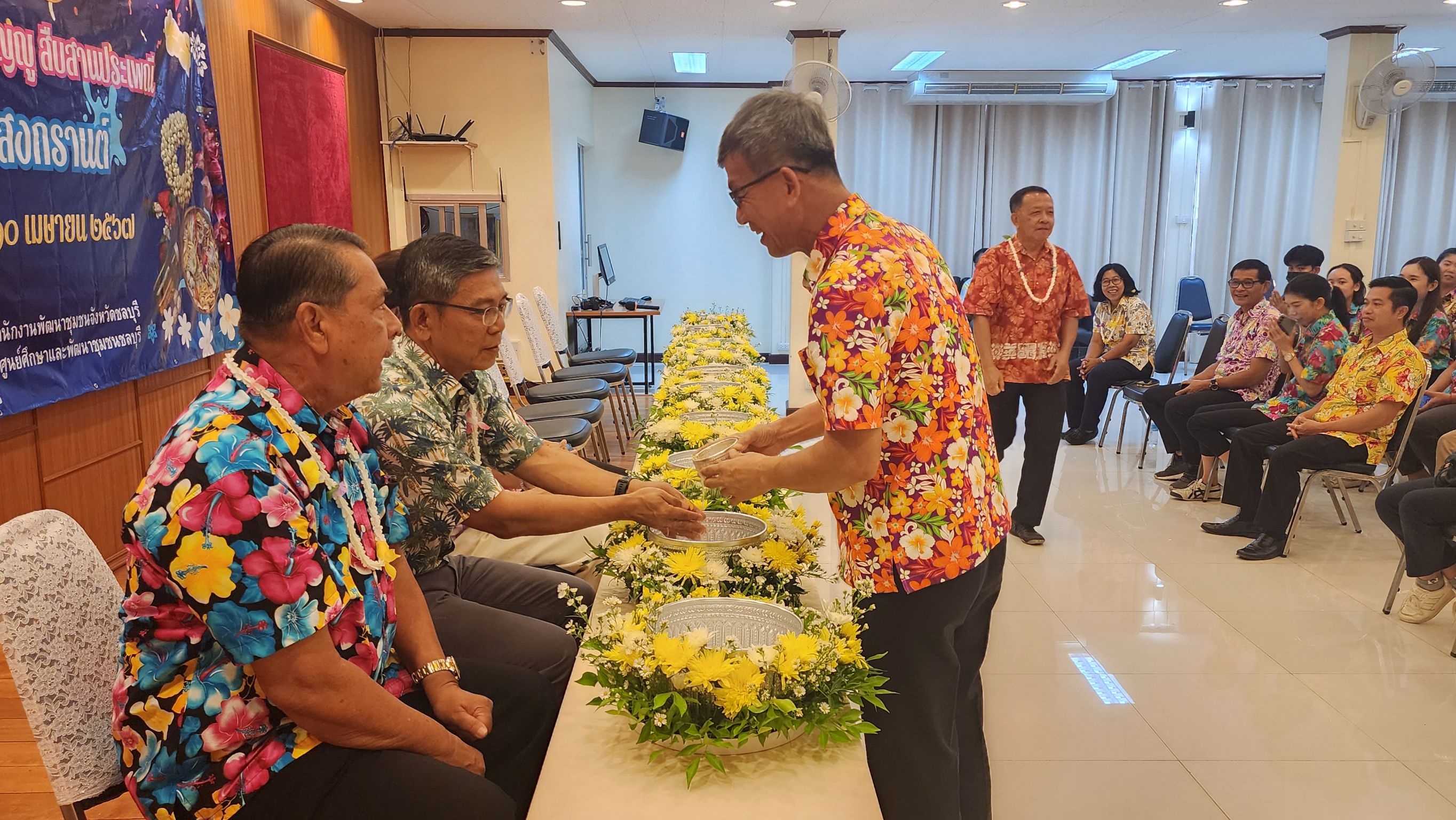 พช. ชลบุรี จัดกิจกรรม “วันกตัญญู สืบสานประเพณีสงกรานต์ ประจำปี 2567”