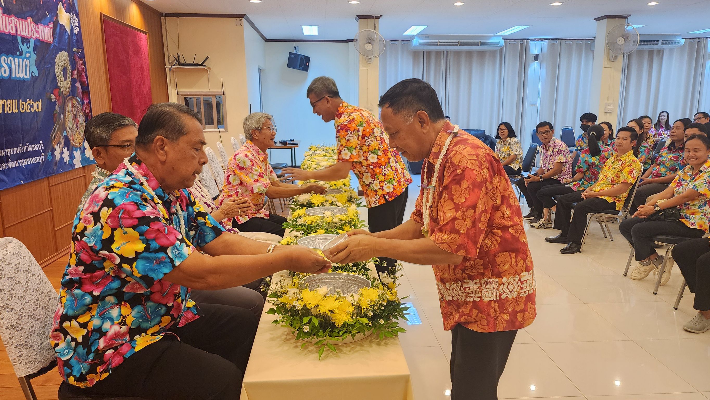 พช. ชลบุรี จัดกิจกรรม “วันกตัญญู สืบสานประเพณีสงกรานต์ ประจำปี 2567”