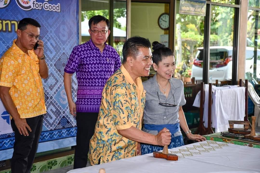 พช.ชลบุรี จัดพิธีพิมพ์ลายผ้าพระราชทาน “ผ้าลายสิริวชิราภรณ์” และ “ผ้าลายชบาปัตตานี”