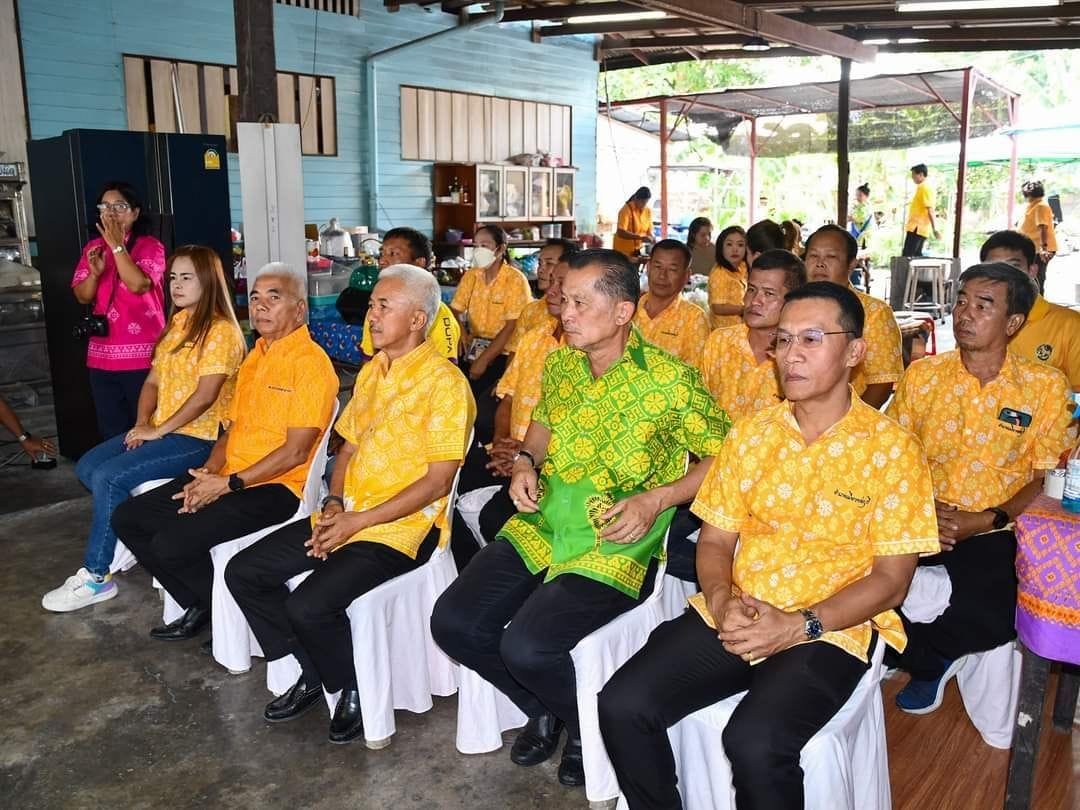 พช.ชลบุรี จัดพิธีพิมพ์ลายผ้าพระราชทาน “ผ้าลายสิริวชิราภรณ์” และ “ผ้าลายชบาปัตตานี”