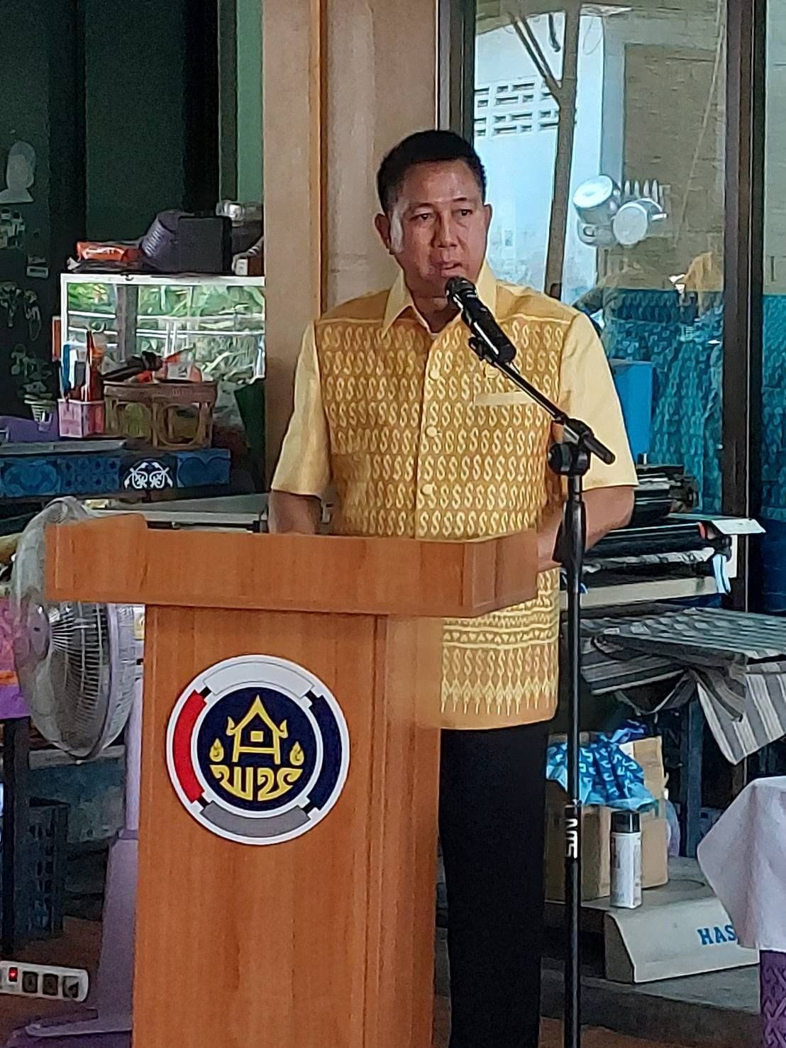 พช.ชลบุรี จัดพิธีพิมพ์ลายผ้าพระราชทาน “ผ้าลายสิริวชิราภรณ์” และ “ผ้าลายชบาปัตตานี”