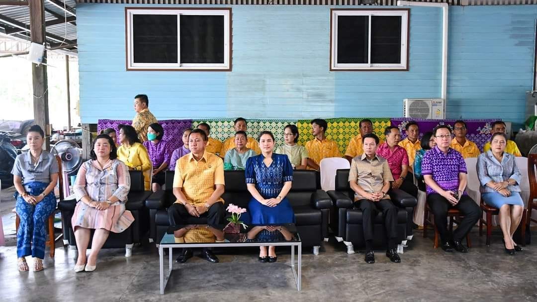 พช.ชลบุรี จัดพิธีพิมพ์ลายผ้าพระราชทาน “ผ้าลายสิริวชิราภรณ์” และ “ผ้าลายชบาปัตตานี”