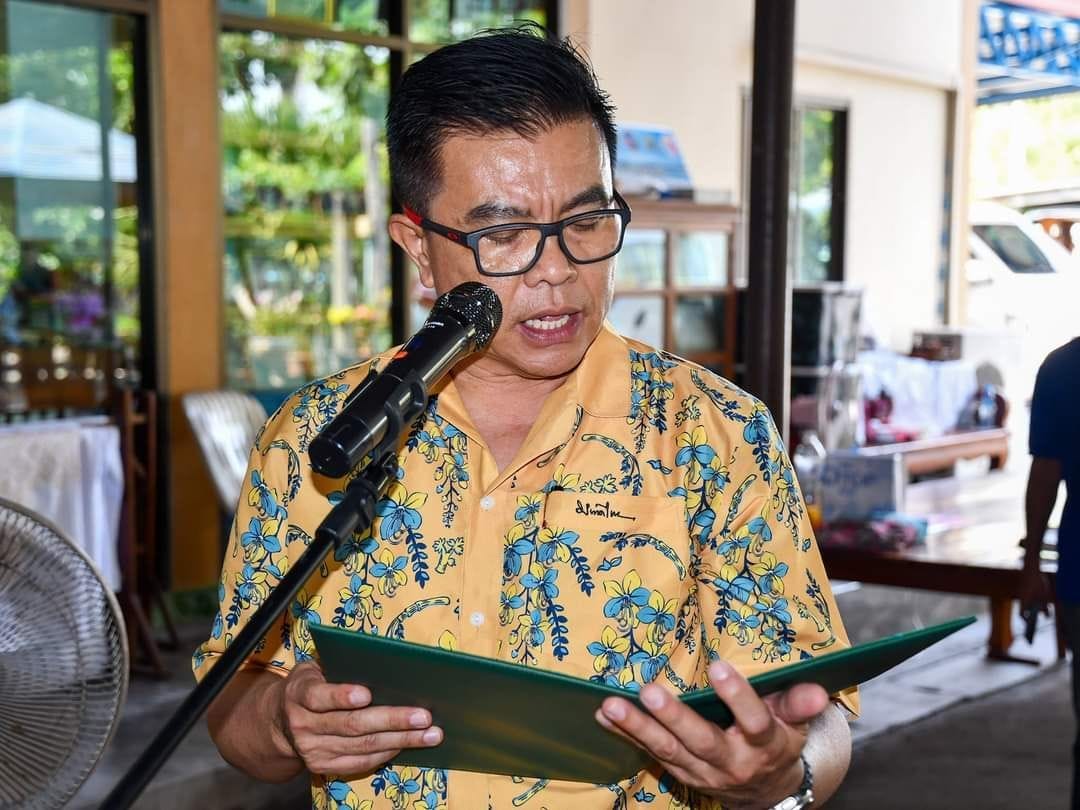 พช.ชลบุรี จัดพิธีพิมพ์ลายผ้าพระราชทาน “ผ้าลายสิริวชิราภรณ์” และ “ผ้าลายชบาปัตตานี”