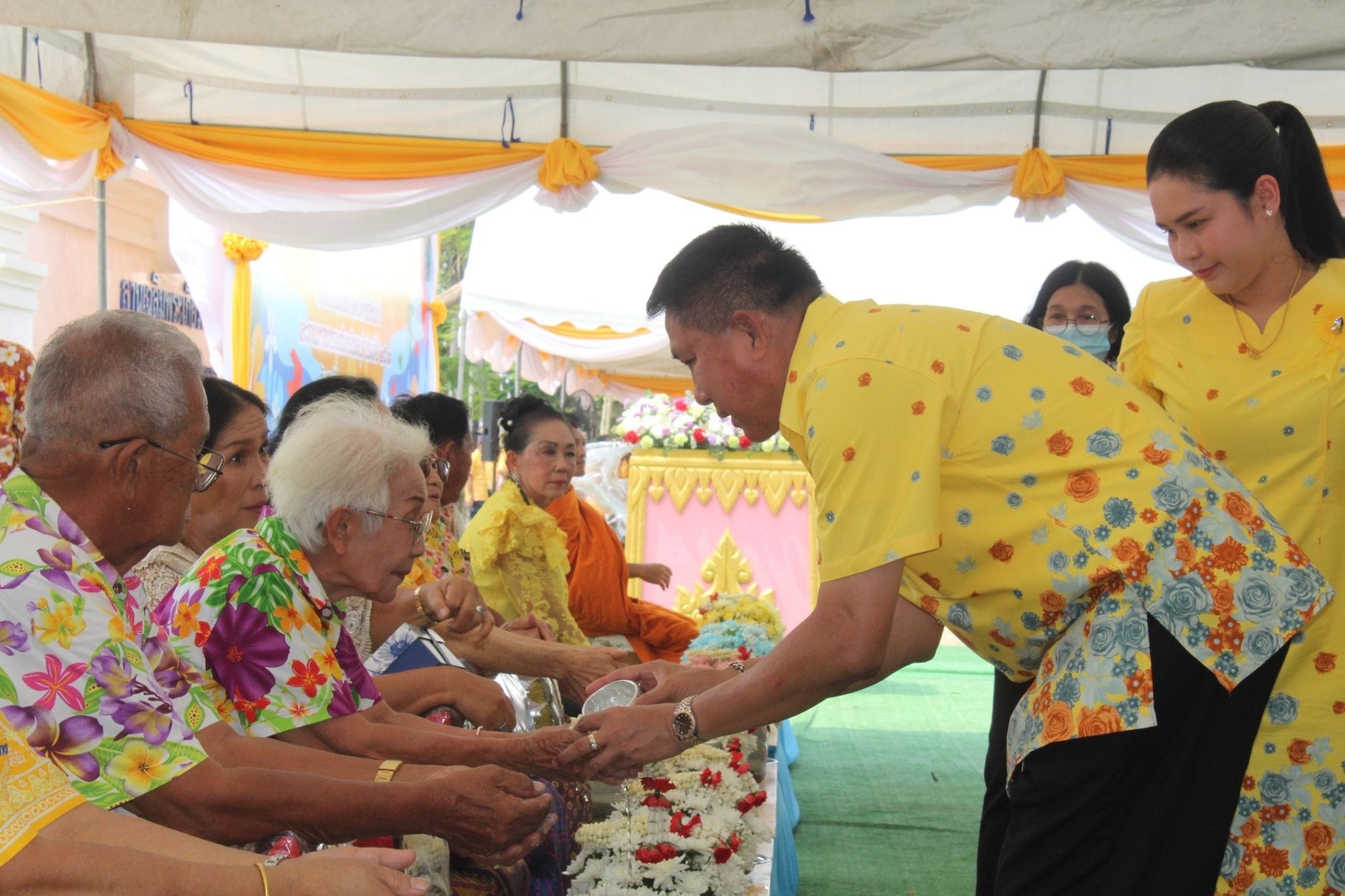 พช.ชลบุรี ร่วมสรงน้ำพระ และรดน้ำขอพรผู้สูงอายุ เนื่องในวันผู้สูงอายุ วันสงกรานต์ ปีใหม่ไทย