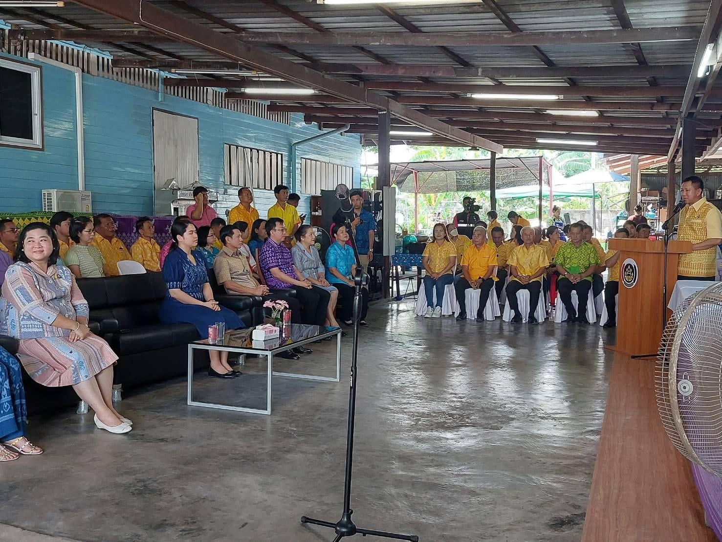 พช.ชลบุรี จัดพิธีพิมพ์ลายผ้าพระราชทาน “ผ้าลายสิริวชิราภรณ์” และ “ผ้าลายชบาปัตตานี”