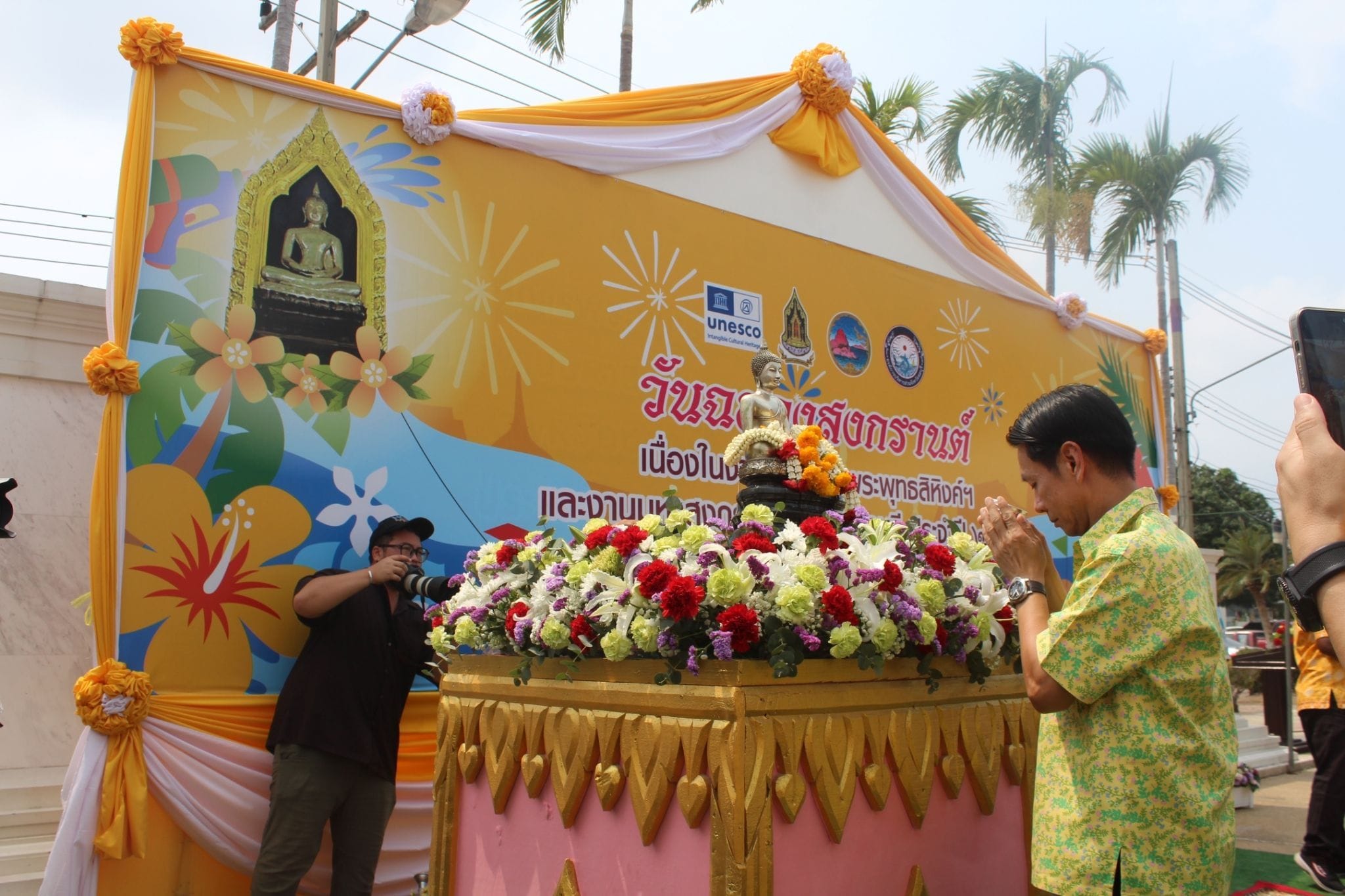 พช.ชลบุรี ร่วมสรงน้ำพระ และรดน้ำขอพรผู้สูงอายุ เนื่องในวันผู้สูงอายุ วันสงกรานต์ ปีใหม่ไทย