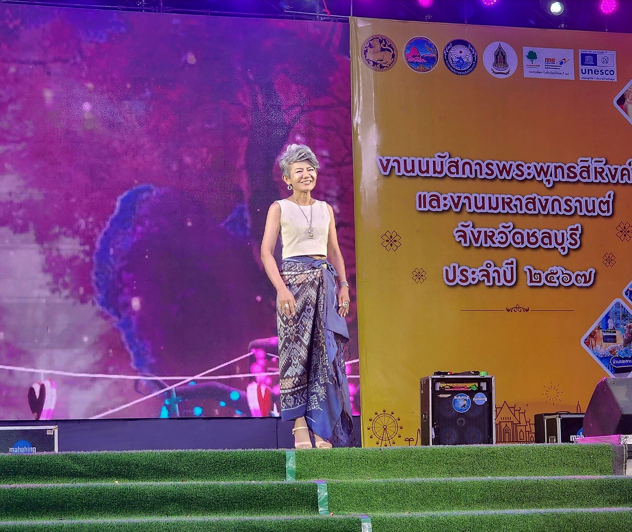 พ่อเมืองชลบุรี นำทีมเดินแบบแต่งกายผ้าไทย ในแนวคิด “ผ้าไทยใส่ให้สนุก” เนื่องในงานมหาสงกรานต์จังหวัดชลบุรี  ประจำปี 2567