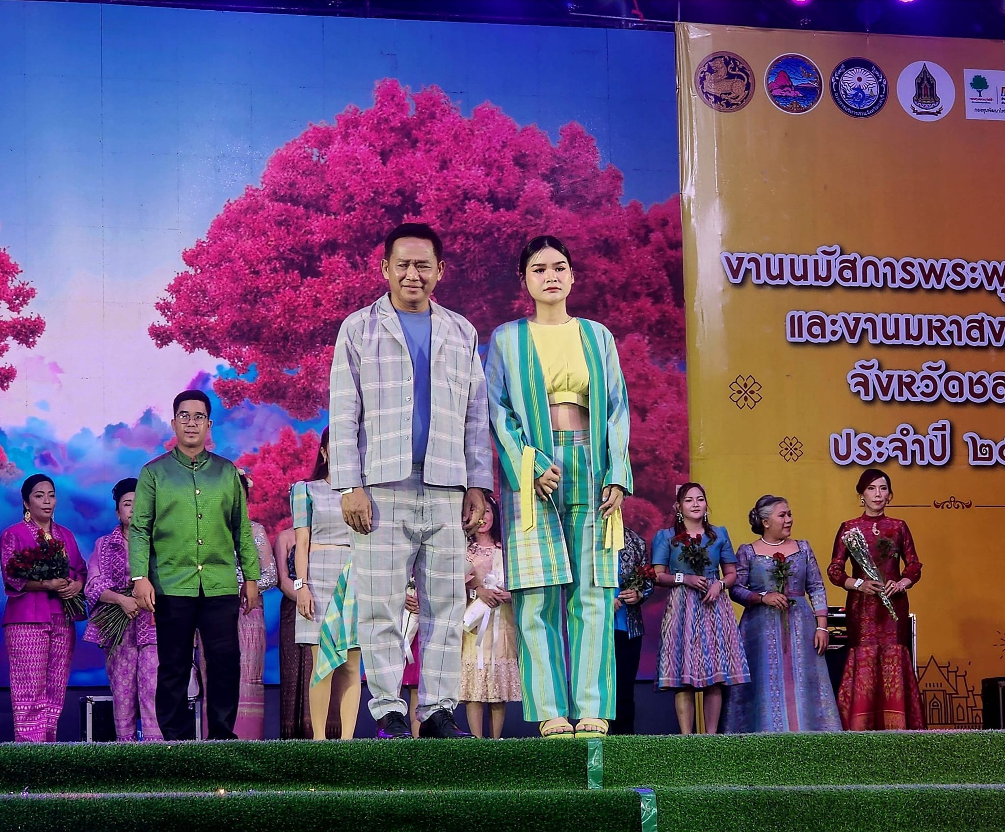พ่อเมืองชลบุรี นำทีมเดินแบบแต่งกายผ้าไทย ในแนวคิด “ผ้าไทยใส่ให้สนุก” เนื่องในงานมหาสงกรานต์จังหวัดชลบุรี  ประจำปี 2567