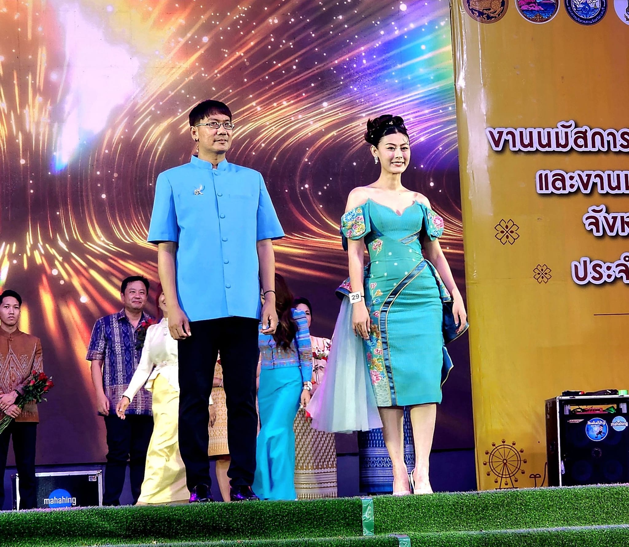 พ่อเมืองชลบุรี นำทีมเดินแบบแต่งกายผ้าไทย ในแนวคิด “ผ้าไทยใส่ให้สนุก” เนื่องในงานมหาสงกรานต์จังหวัดชลบุรี  ประจำปี 2567