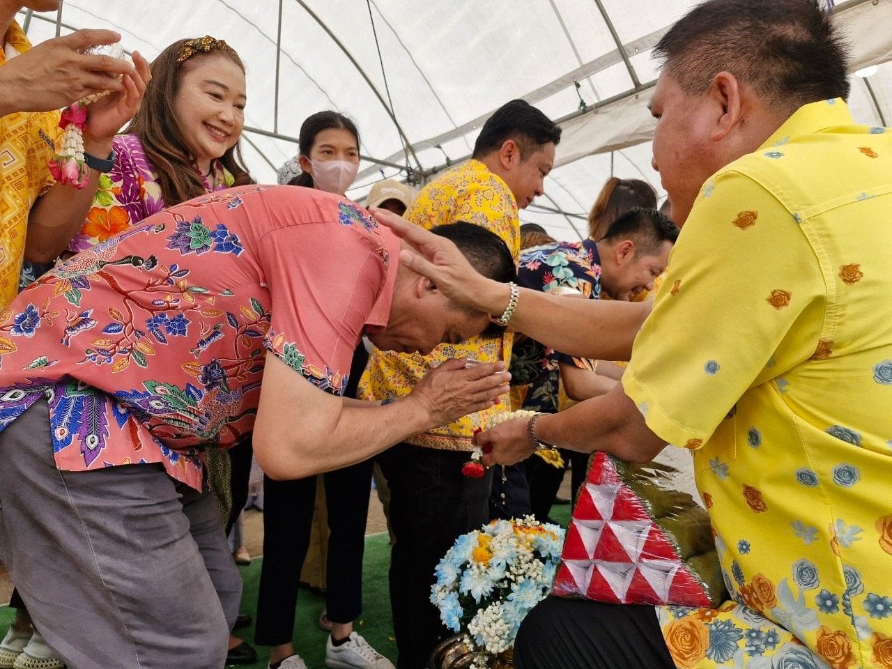 พช.ชลบุรี ร่วมสรงน้ำพระ และรดน้ำขอพรผู้สูงอายุ เนื่องในวันผู้สูงอายุ วันสงกรานต์ ปีใหม่ไทย