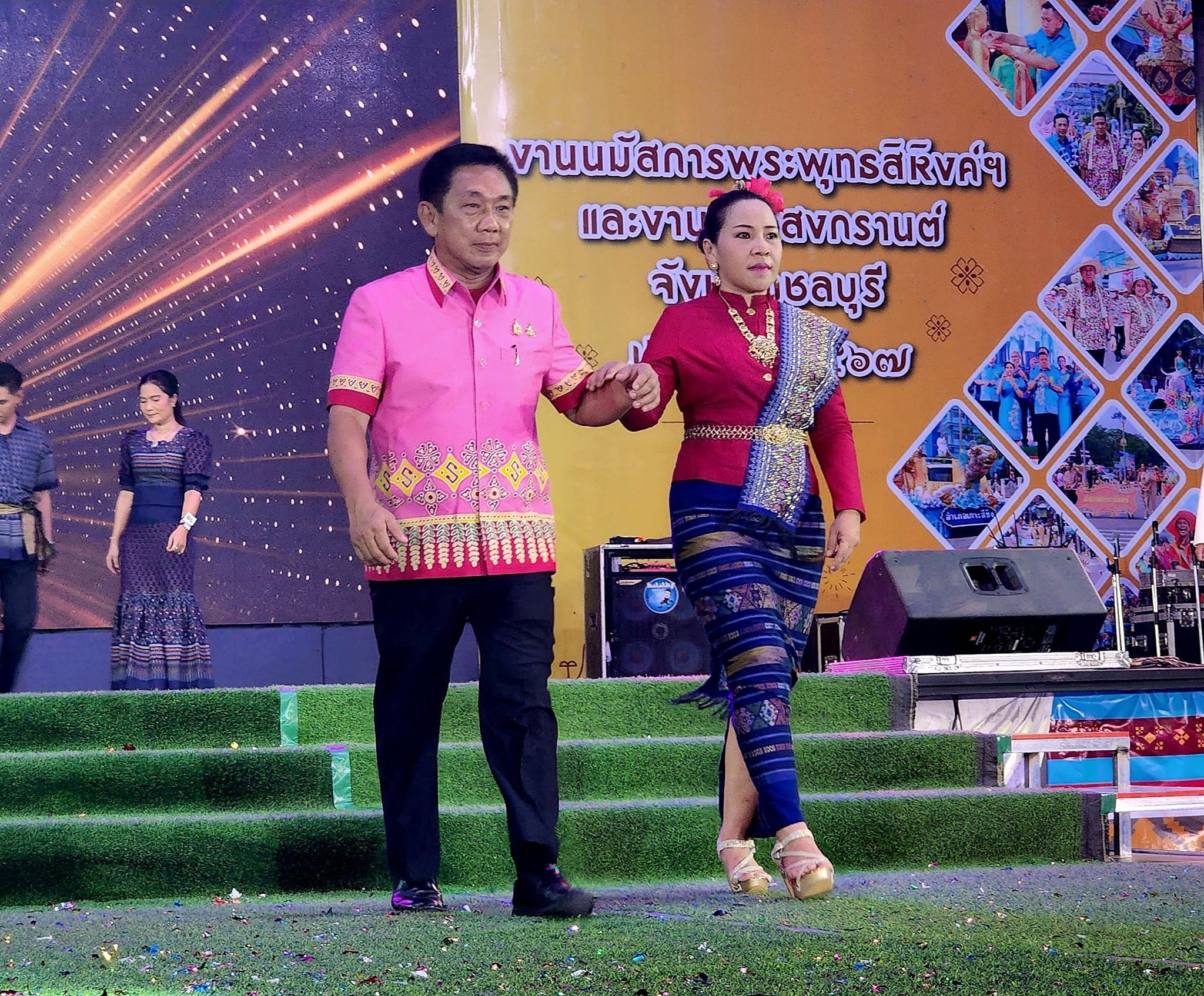 พ่อเมืองชลบุรี นำทีมเดินแบบแต่งกายผ้าไทย ในแนวคิด “ผ้าไทยใส่ให้สนุก” เนื่องในงานมหาสงกรานต์จังหวัดชลบุรี  ประจำปี 2567