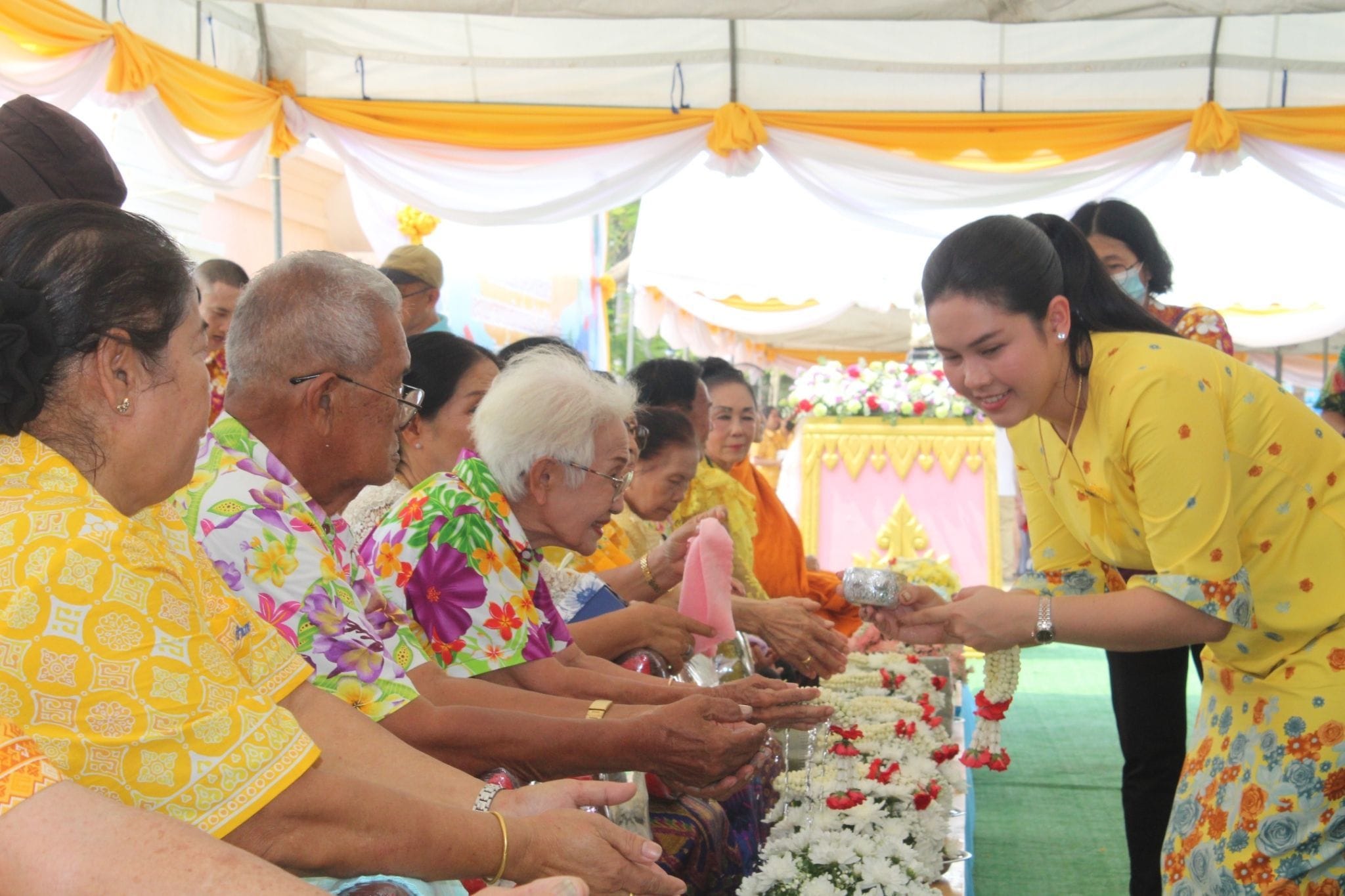 พช.ชลบุรี ร่วมสรงน้ำพระ และรดน้ำขอพรผู้สูงอายุ เนื่องในวันผู้สูงอายุ วันสงกรานต์ ปีใหม่ไทย