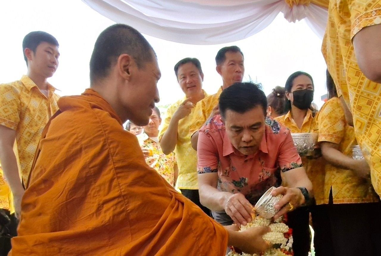 พช.ชลบุรี ร่วมสรงน้ำพระ และรดน้ำขอพรผู้สูงอายุ เนื่องในวันผู้สูงอายุ วันสงกรานต์ ปีใหม่ไทย