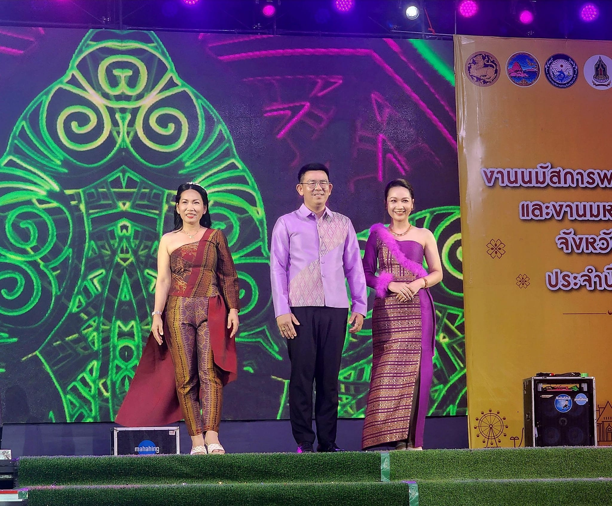 พ่อเมืองชลบุรี นำทีมเดินแบบแต่งกายผ้าไทย ในแนวคิด “ผ้าไทยใส่ให้สนุก” เนื่องในงานมหาสงกรานต์จังหวัดชลบุรี  ประจำปี 2567