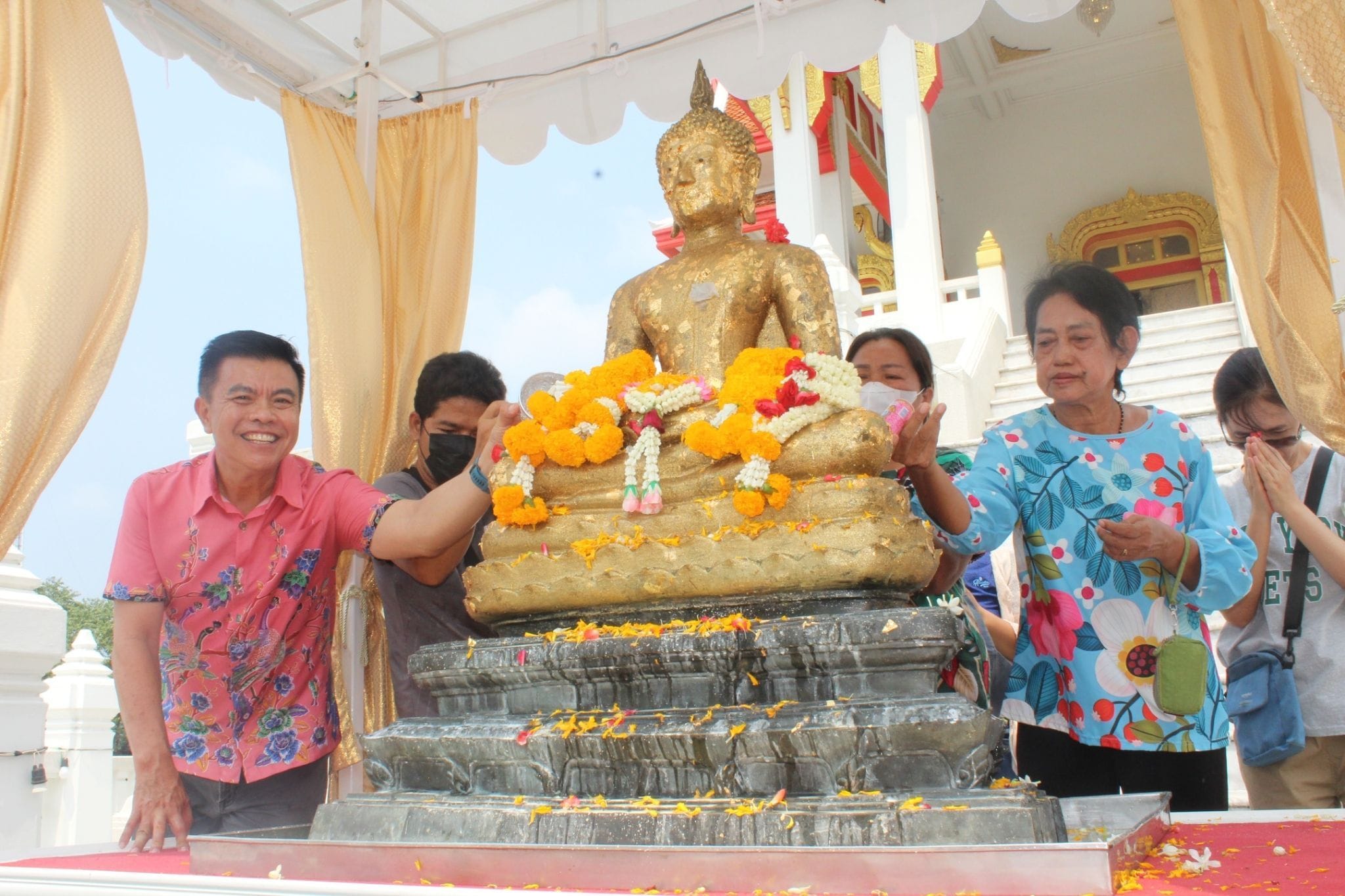พช.ชลบุรี ร่วมสรงน้ำพระ และรดน้ำขอพรผู้สูงอายุ เนื่องในวันผู้สูงอายุ วันสงกรานต์ ปีใหม่ไทย