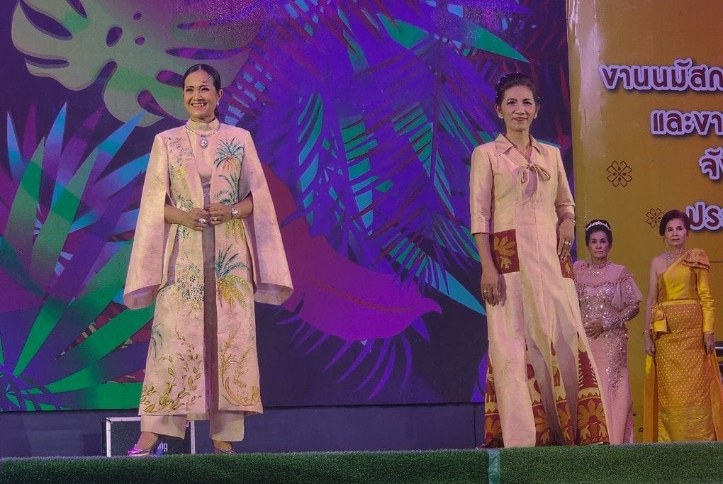 พ่อเมืองชลบุรี นำทีมเดินแบบแต่งกายผ้าไทย ในแนวคิด “ผ้าไทยใส่ให้สนุก” เนื่องในงานมหาสงกรานต์จังหวัดชลบุรี  ประจำปี 2567