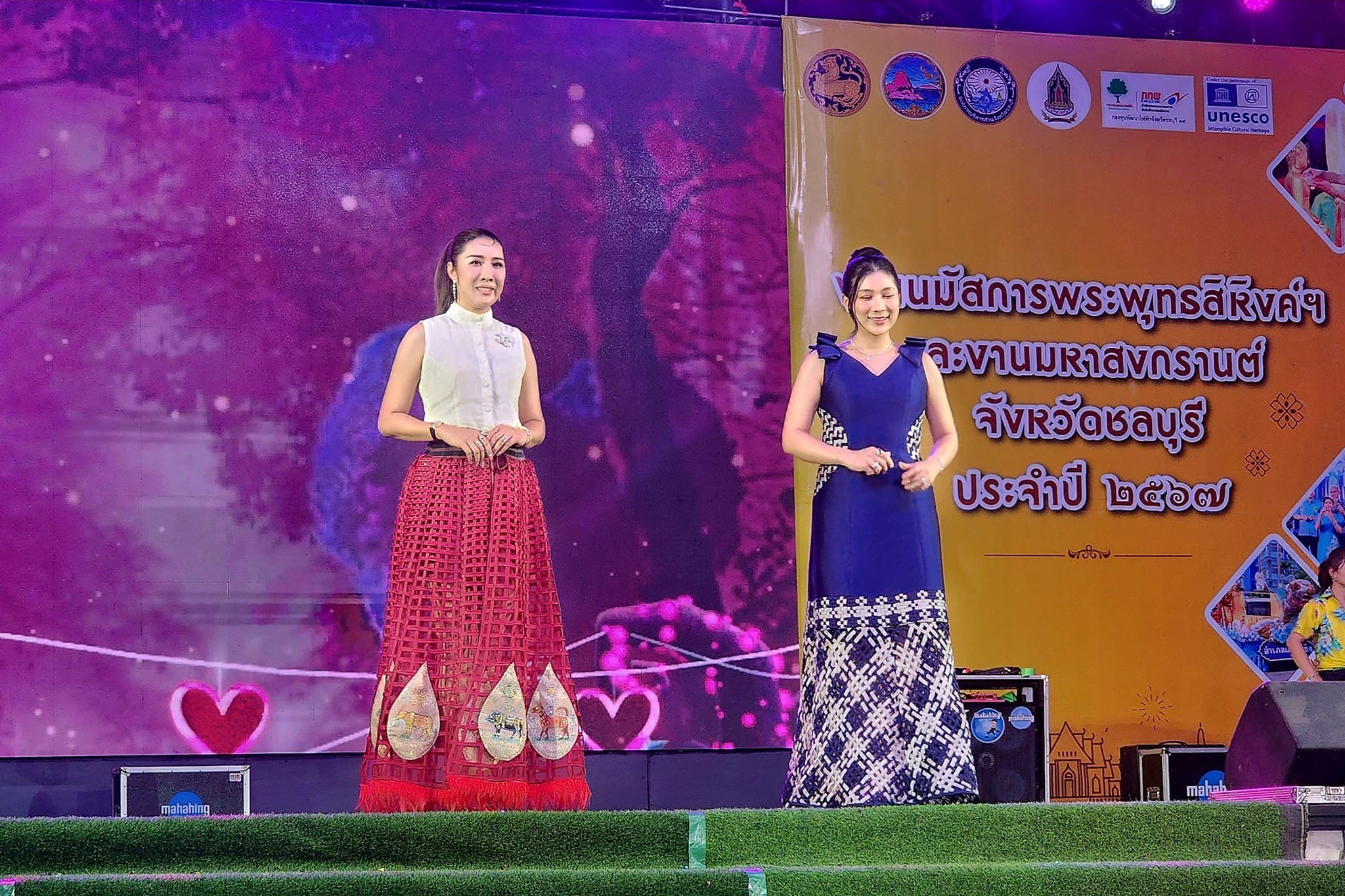 พ่อเมืองชลบุรี นำทีมเดินแบบแต่งกายผ้าไทย ในแนวคิด “ผ้าไทยใส่ให้สนุก” เนื่องในงานมหาสงกรานต์จังหวัดชลบุรี  ประจำปี 2567