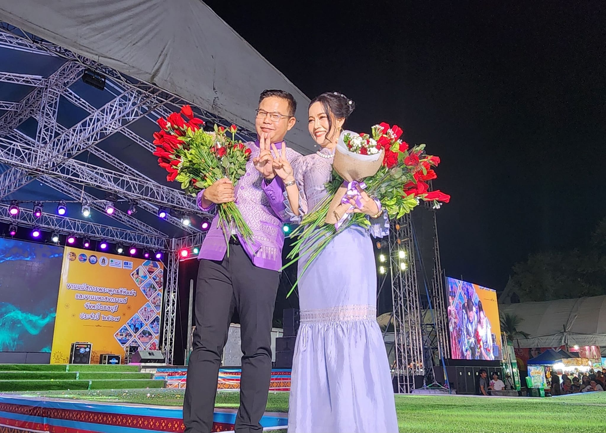 พ่อเมืองชลบุรี นำทีมเดินแบบแต่งกายผ้าไทย ในแนวคิด “ผ้าไทยใส่ให้สนุก” เนื่องในงานมหาสงกรานต์จังหวัดชลบุรี  ประจำปี 2567