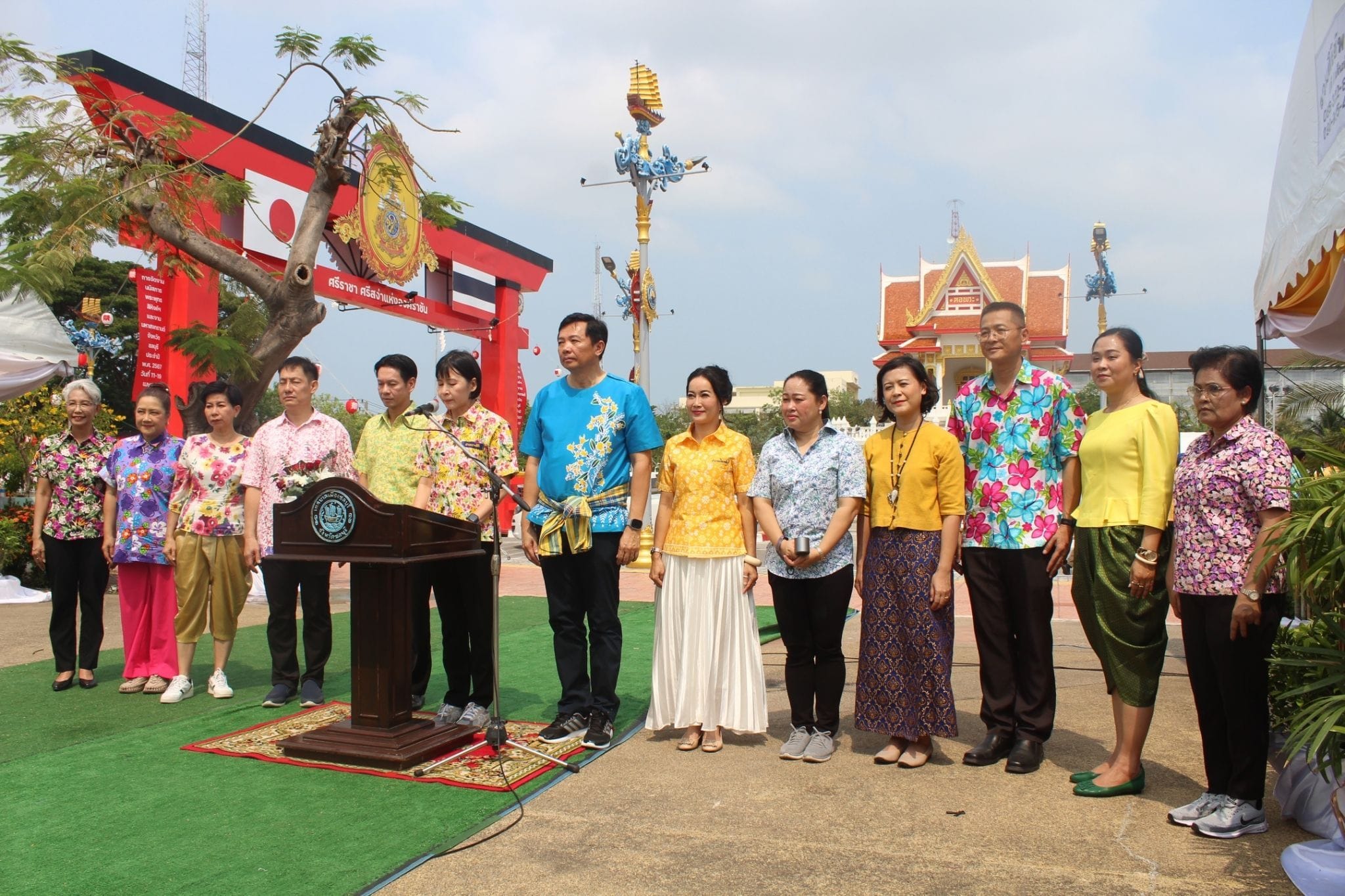 พช.ชลบุรี ร่วมสรงน้ำพระ และรดน้ำขอพรผู้สูงอายุ เนื่องในวันผู้สูงอายุ วันสงกรานต์ ปีใหม่ไทย