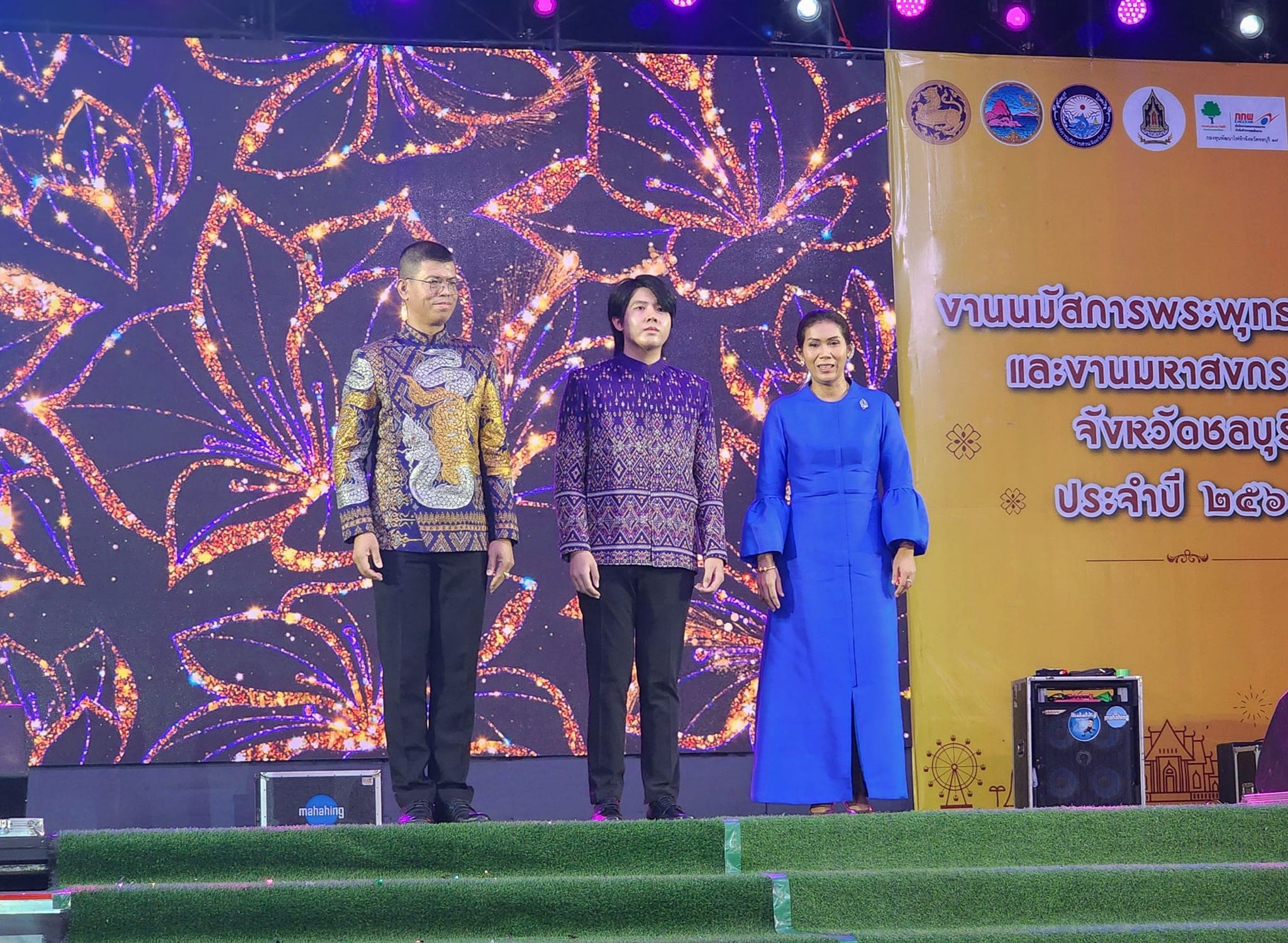 พ่อเมืองชลบุรี นำทีมเดินแบบแต่งกายผ้าไทย ในแนวคิด “ผ้าไทยใส่ให้สนุก” เนื่องในงานมหาสงกรานต์จังหวัดชลบุรี  ประจำปี 2567