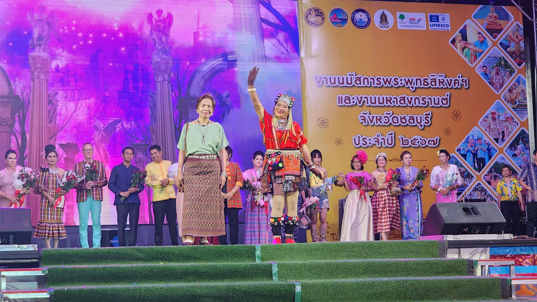 พ่อเมืองชลบุรี นำทีมเดินแบบแต่งกายผ้าไทย ในแนวคิด “ผ้าไทยใส่ให้สนุก” เนื่องในงานมหาสงกรานต์จังหวัดชลบุรี  ประจำปี 2567